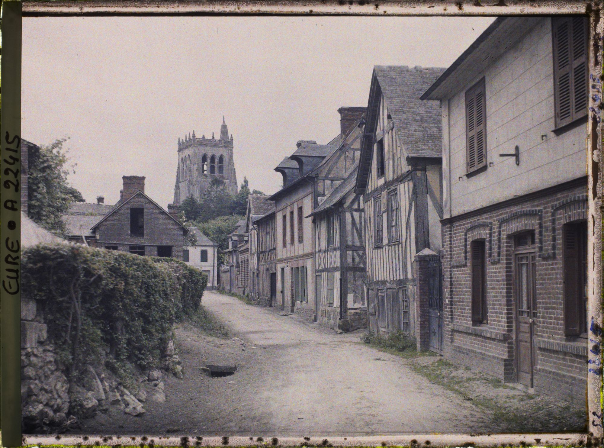 Image représentant Une rue du village avec la tour Saint-Nicolas