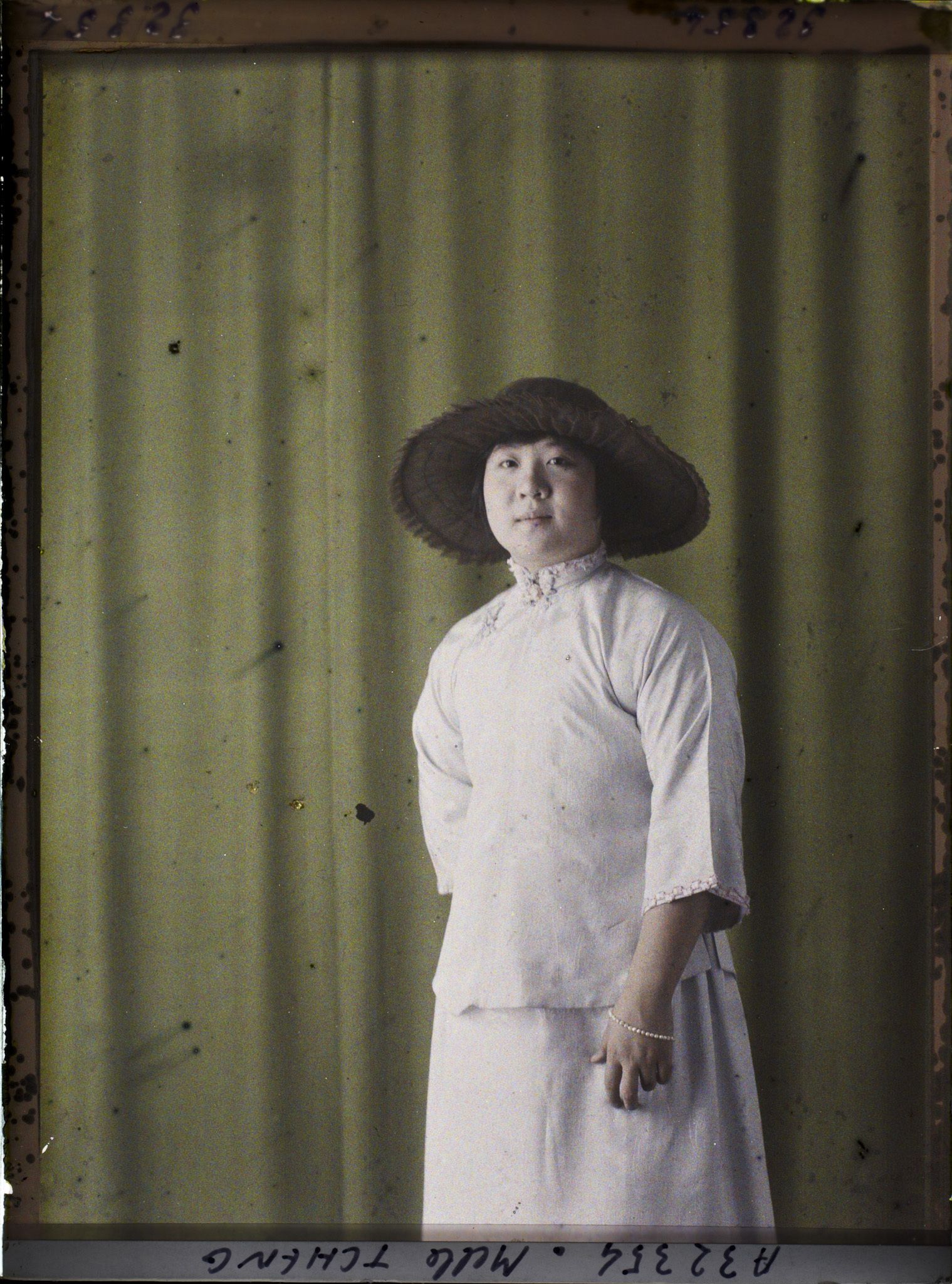 Image représentant https://musee-albert-kahn.s-museum.fr/home/NWQ2OTAwYzNmYjZlZTk1ZWQwODJmMjY4L2dlbmVyaWMtbm90aWNlLXRhYi9hdXRob3JpdHkvNjE3YTc5ZjVjZjhiODk2OGIzMzM3ZDIx/5d6900c3fb6ee95ed082f268/generic-notice-tab/authority/617a79ebcf8b8968b3337894 Mademoiselle Tcheng Loh