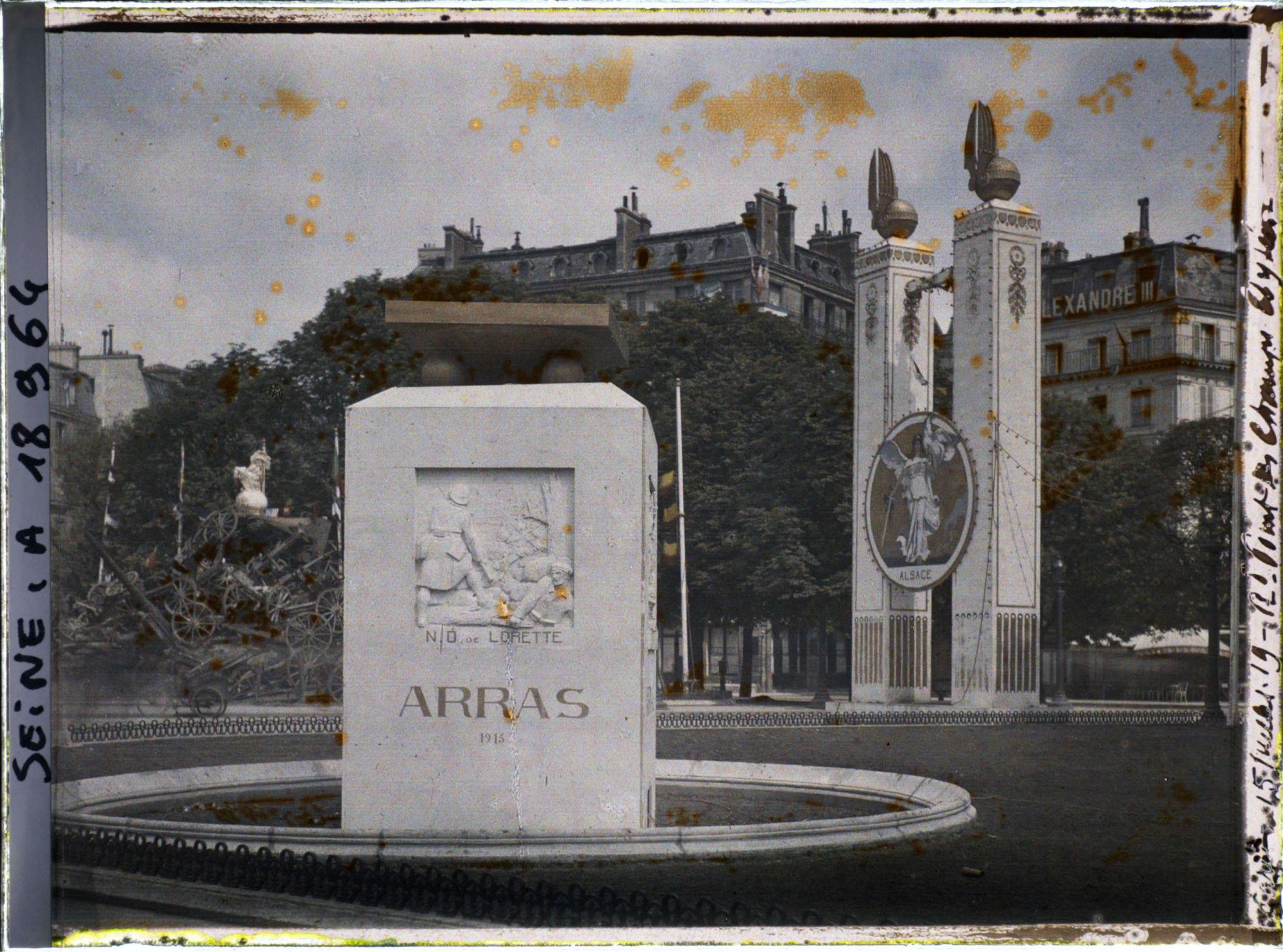 Image représentant Décorations et canons exposés sur le rond-point des Champs-Elysées pour les fêtes de la Victoire des 13 et 14 juillet (actuel rond-point Marcel-Dassault)