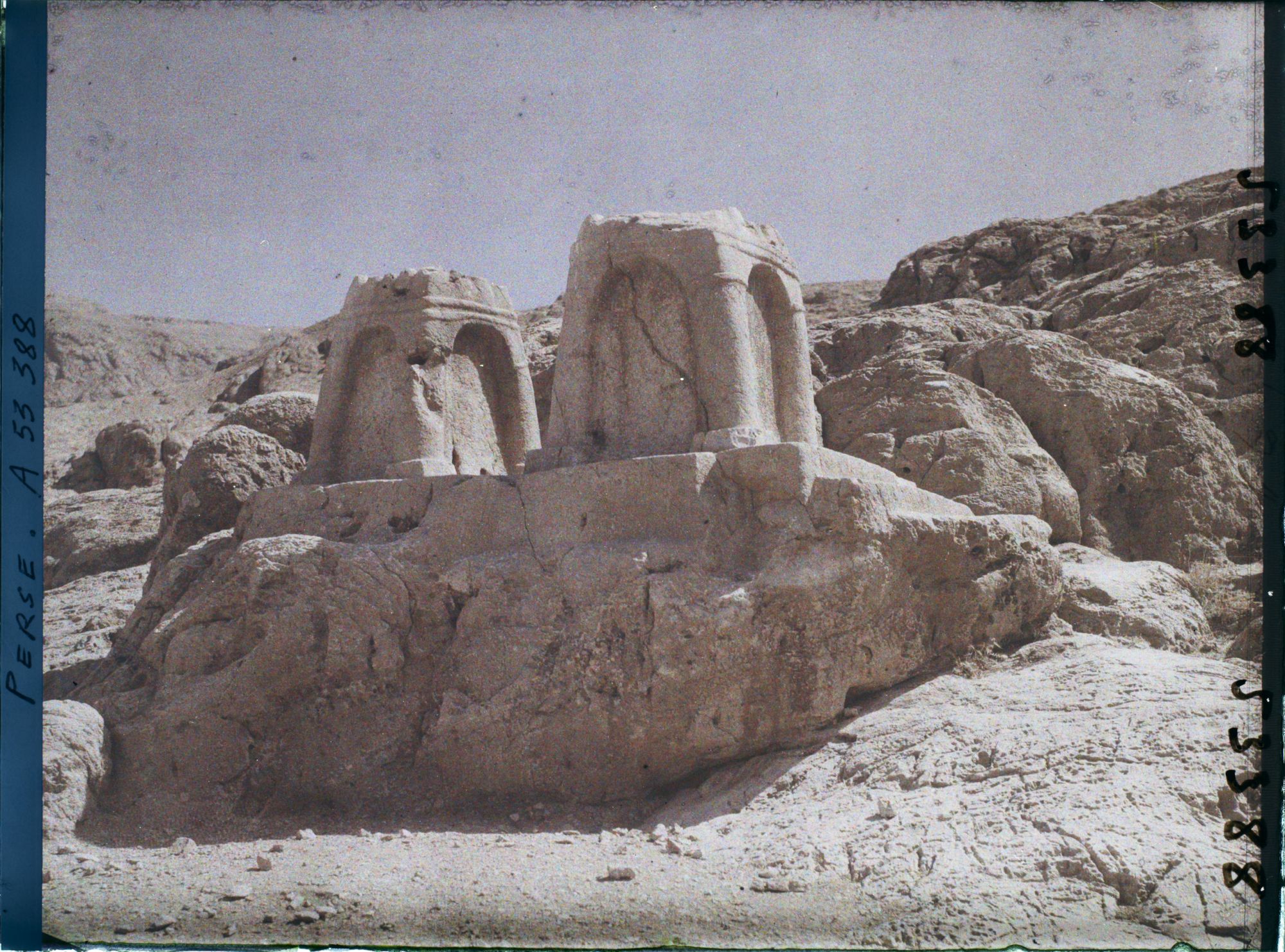 Image représentant Aménagements funéraires (autels du feu ? ostothèques ?) pour le culte d'Ahura Mazda, dominant le Kuh-e Hussein