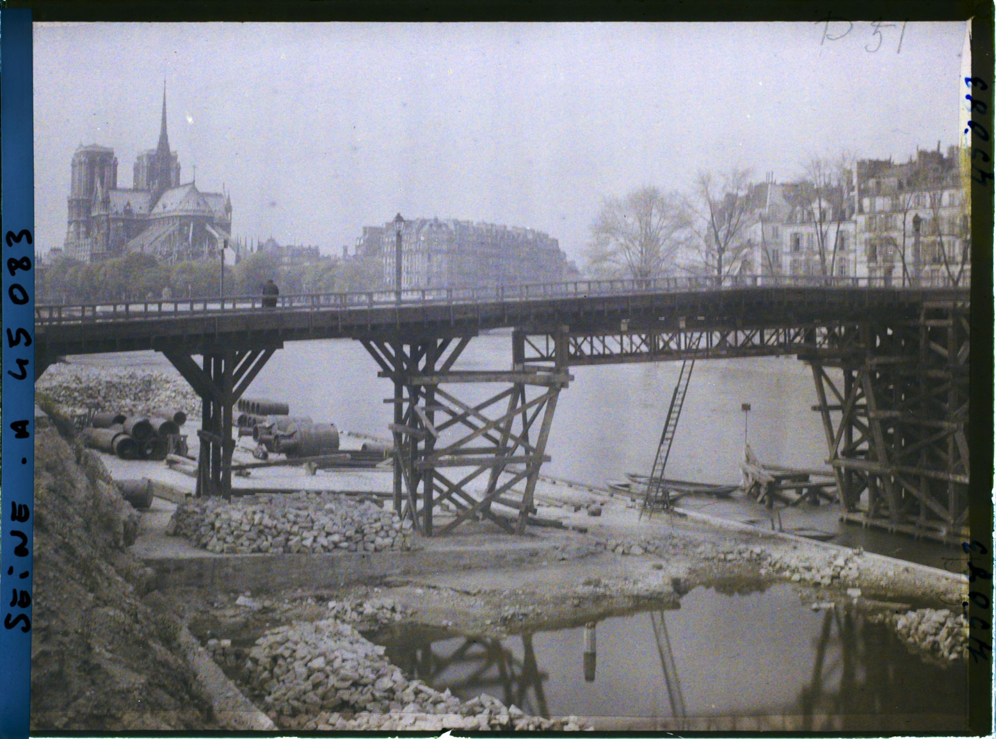 Image représentant La reconstruction du pont de la Tournelle (passerelle en bois provisoire), en direction de Notre-Dame