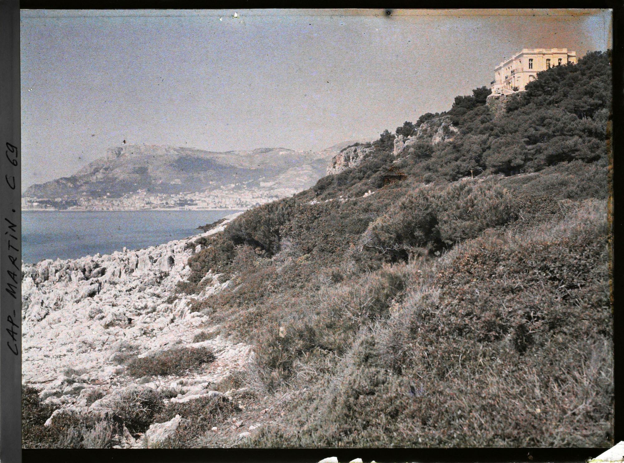 Image représentant Rivage du cap surplombé par la villa Kahn encore appelée villa Zamir, vu en direction de l'ouest
