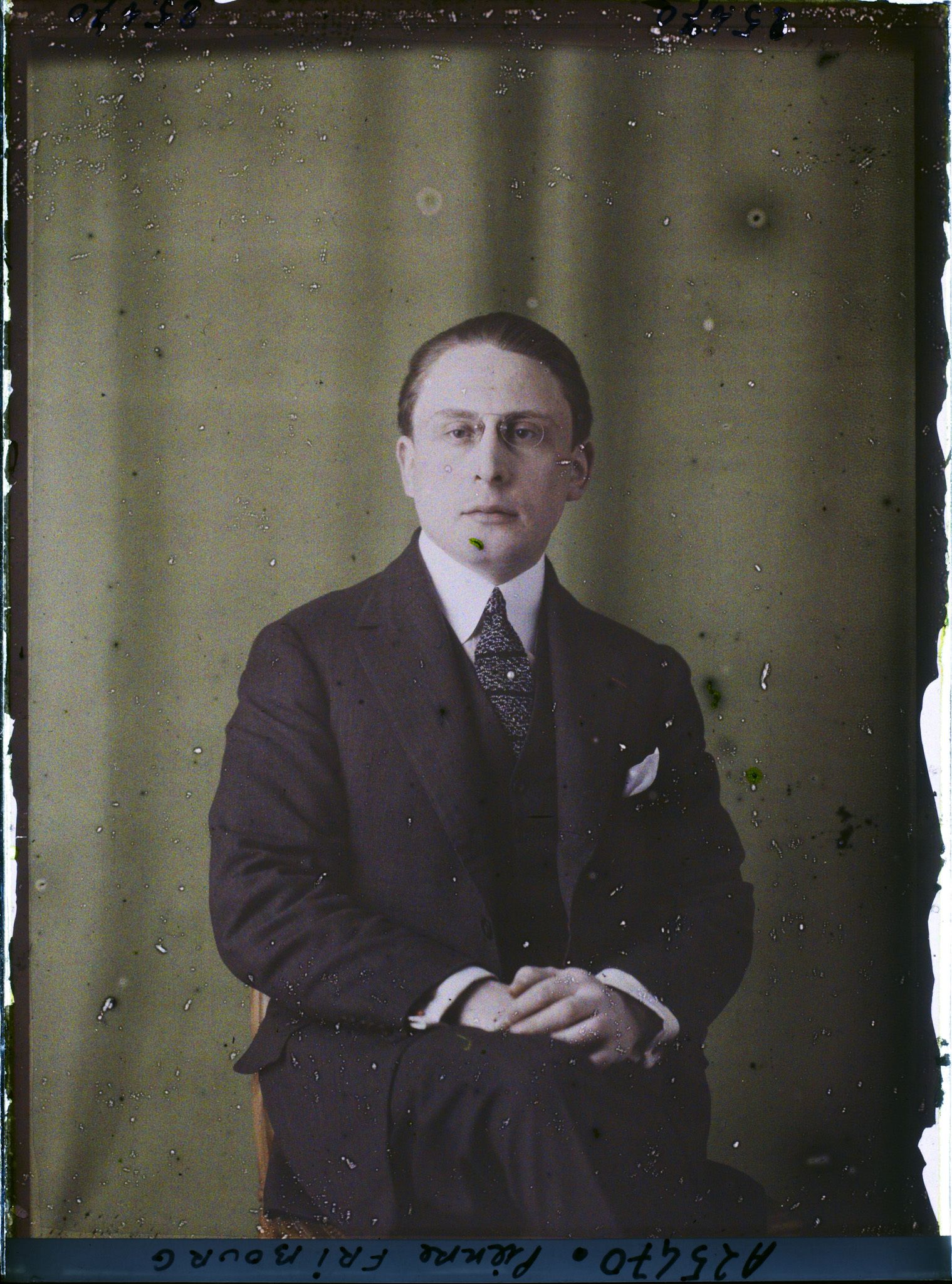 Image représentant Monsieur  https://musee-albert-kahn.s-museum.fr/home/NWQ2OTAwYzNmYjZlZTk1ZWQwODJmMjY4L2dlbmVyaWMtbm90aWNlLXRhYi9hdXRob3JpdHkvNjE3YTc5ZjVjZjhiODk2OGIzMzM3ZDIx/5d6900c3fb6ee95ed082f268/generic-notice-tab/authority/617a79ebcf8b8968b3336d70 Pierre Fribourg