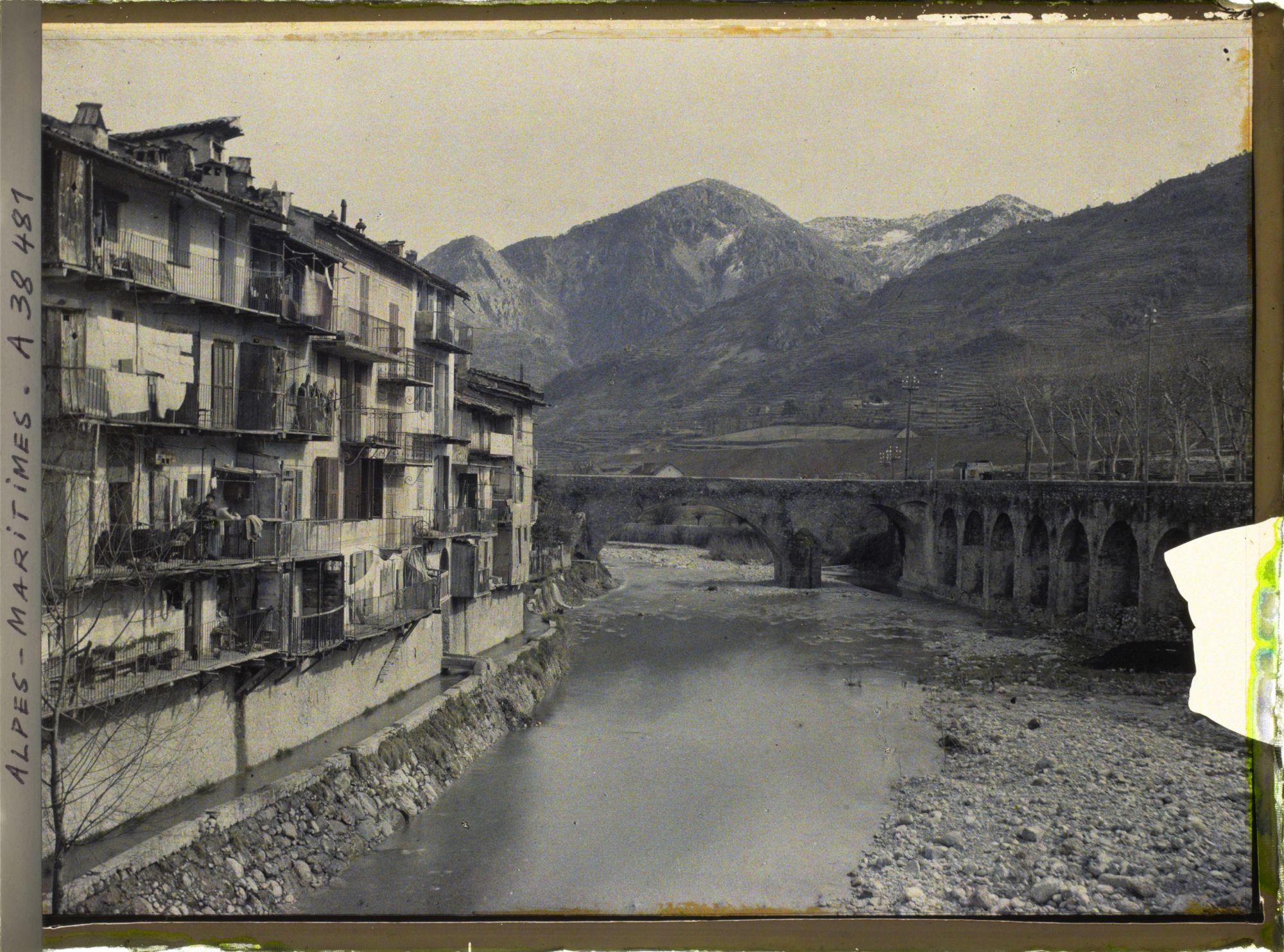 Image représentant Le pont vieux à péage, pont fortifié enjambant la Bévéra
