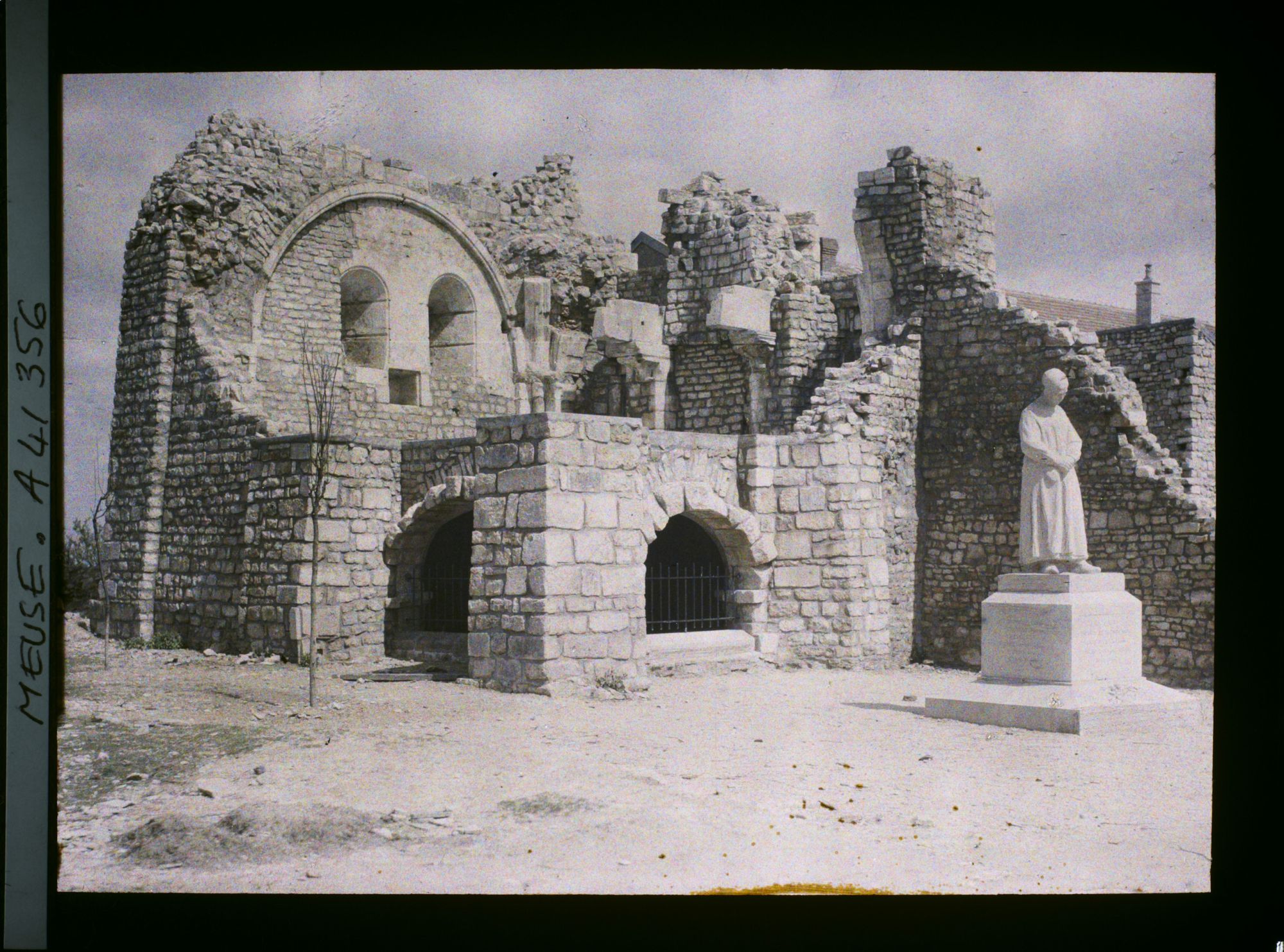 Image représentant France, Vigneulles (Woëvre), Ruines d'une ancienne Chapelle romane et Monumt aux Morts