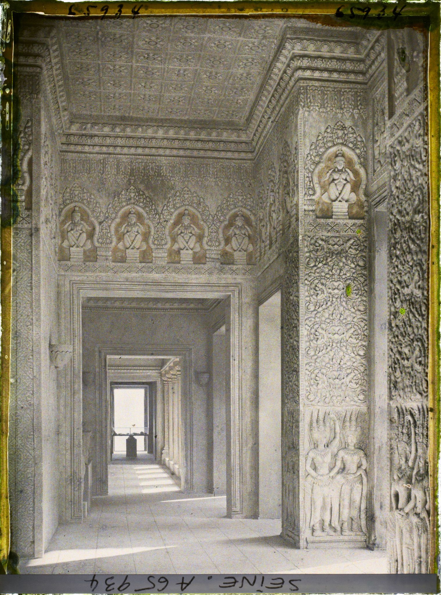 Image représentant L'Exposition Coloniale Internationale de 1931, une galerie du temple d'Angkor Vat