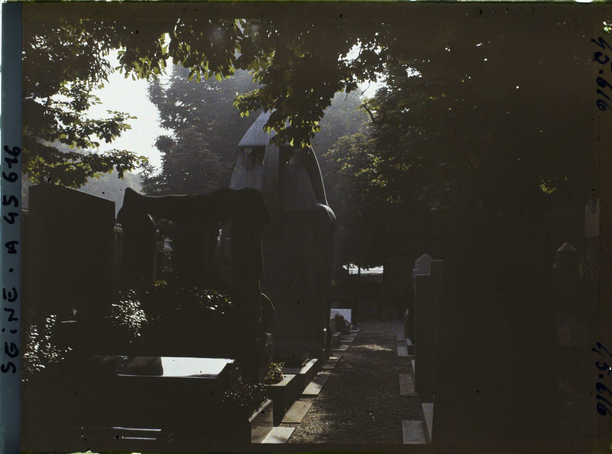 Image représentant L'Exposition des arts décoratifs, le Village français sous la direction de Charles Genuys, le cimetière