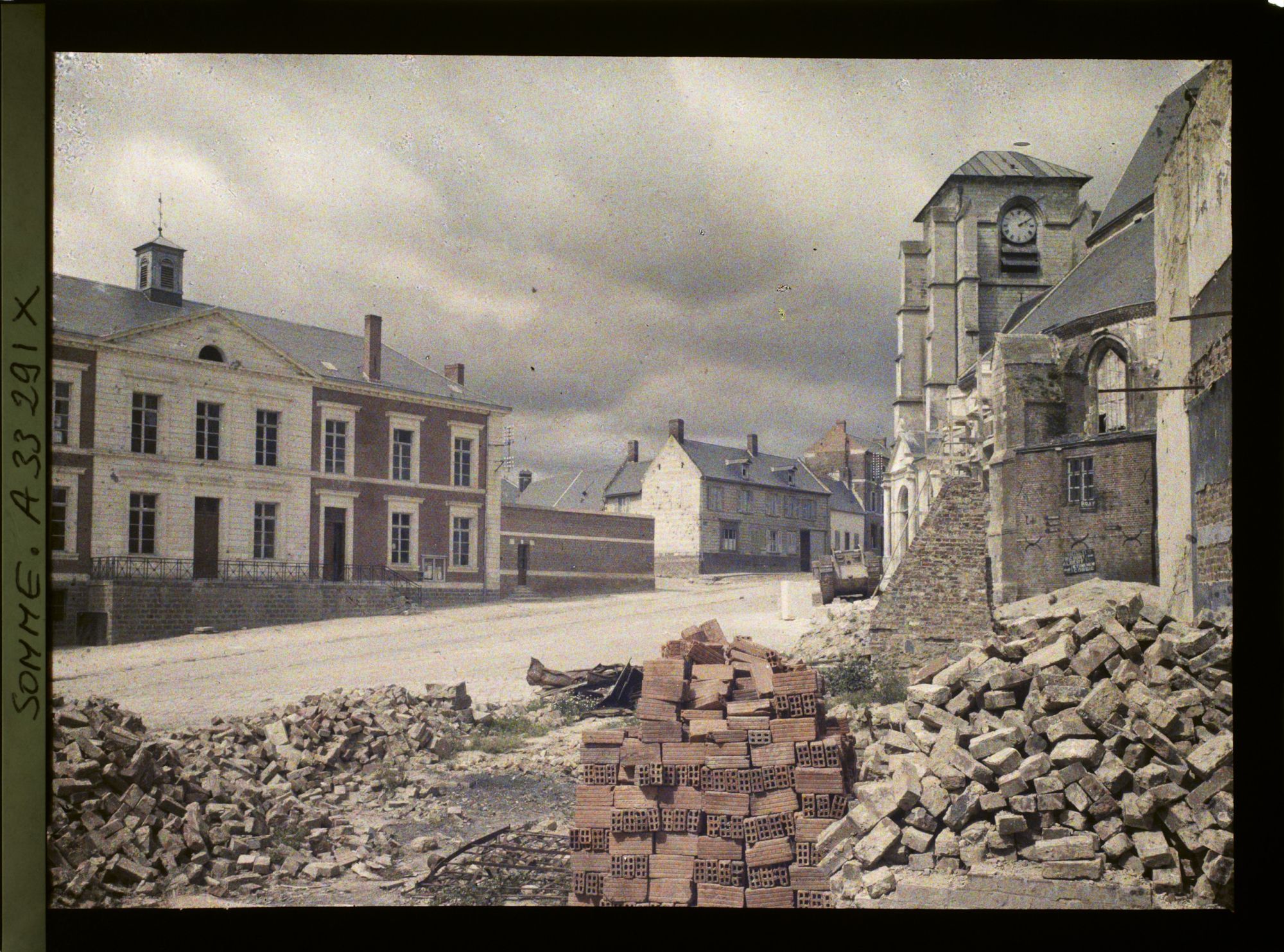 Image représentant France, Bray s/ Somme, Place de la Mairie et l'Eglise