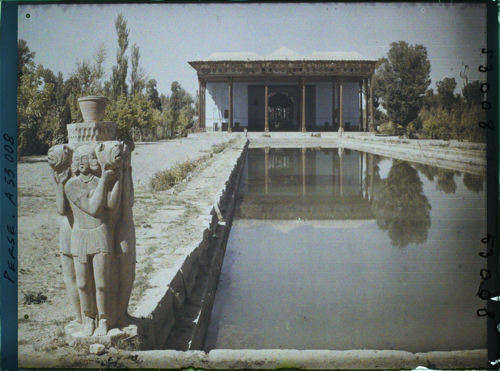 Image représentant Le Chehel Sotoun (pavillon des quarante colonnes) (1647), côté bassin