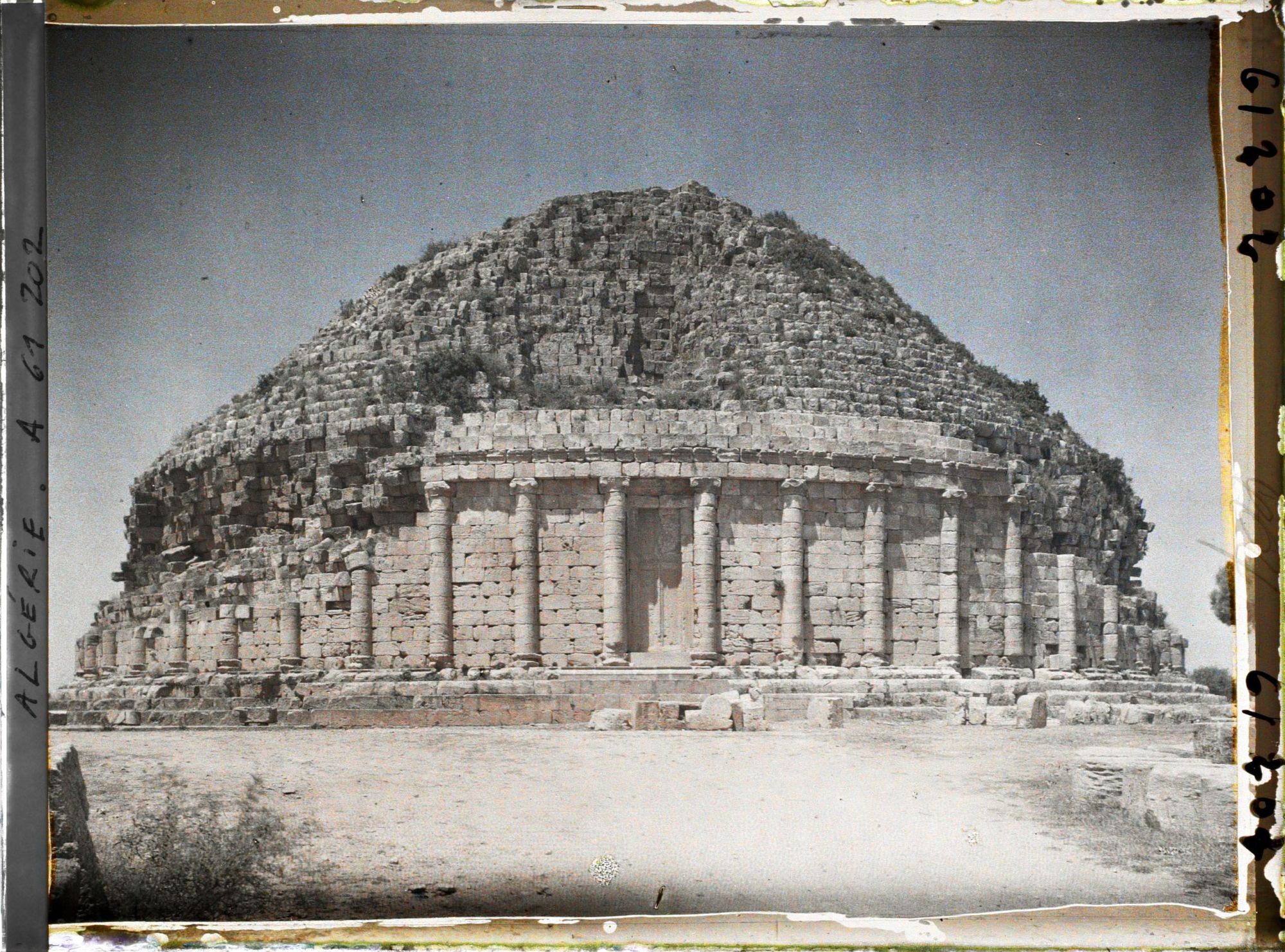 Image représentant La façade orientale du tombeau de la Chrétienne