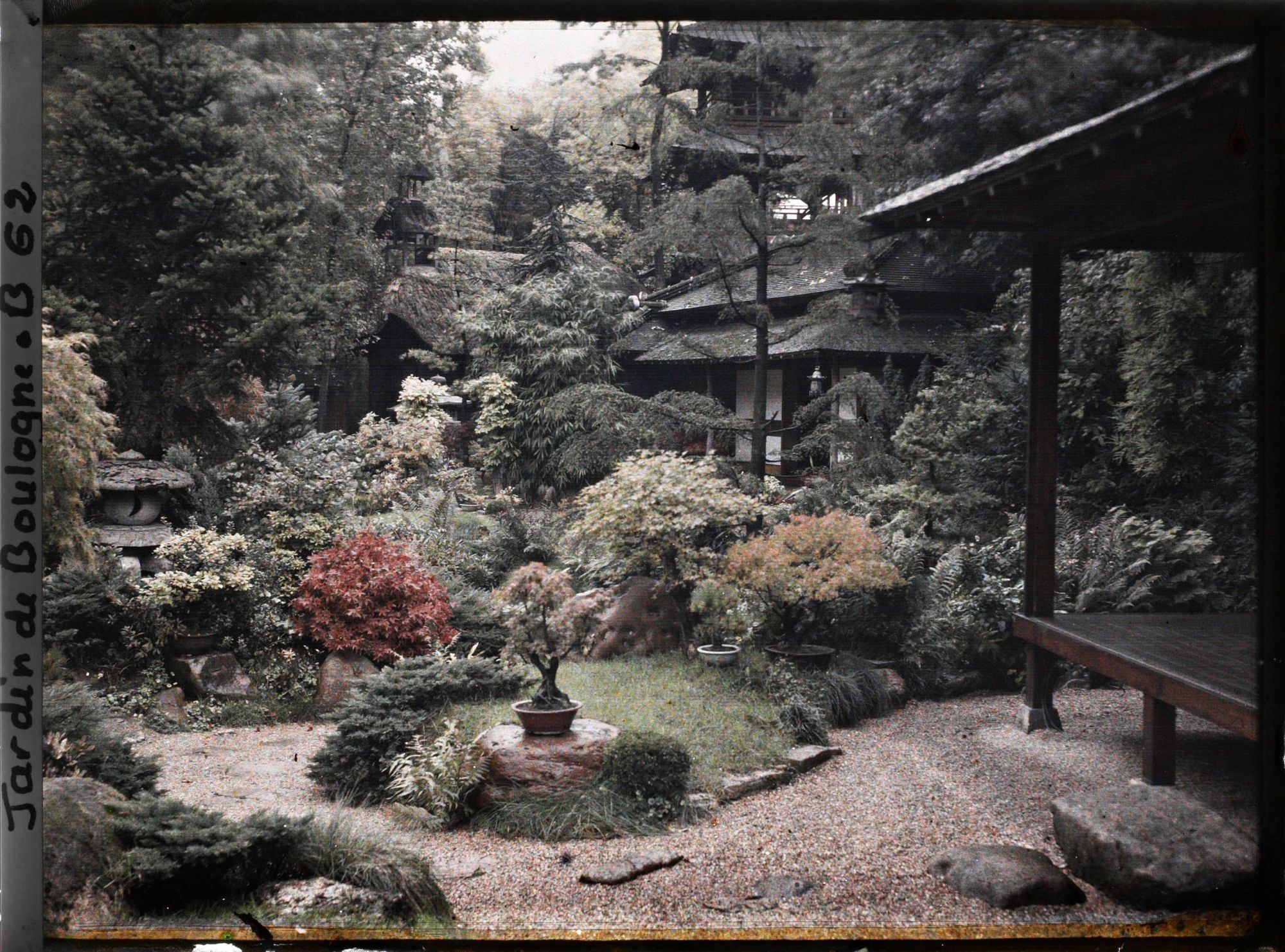 Image représentant Cœur du " village japonais " et la maison est, vus depuis les abords de la maison ouest