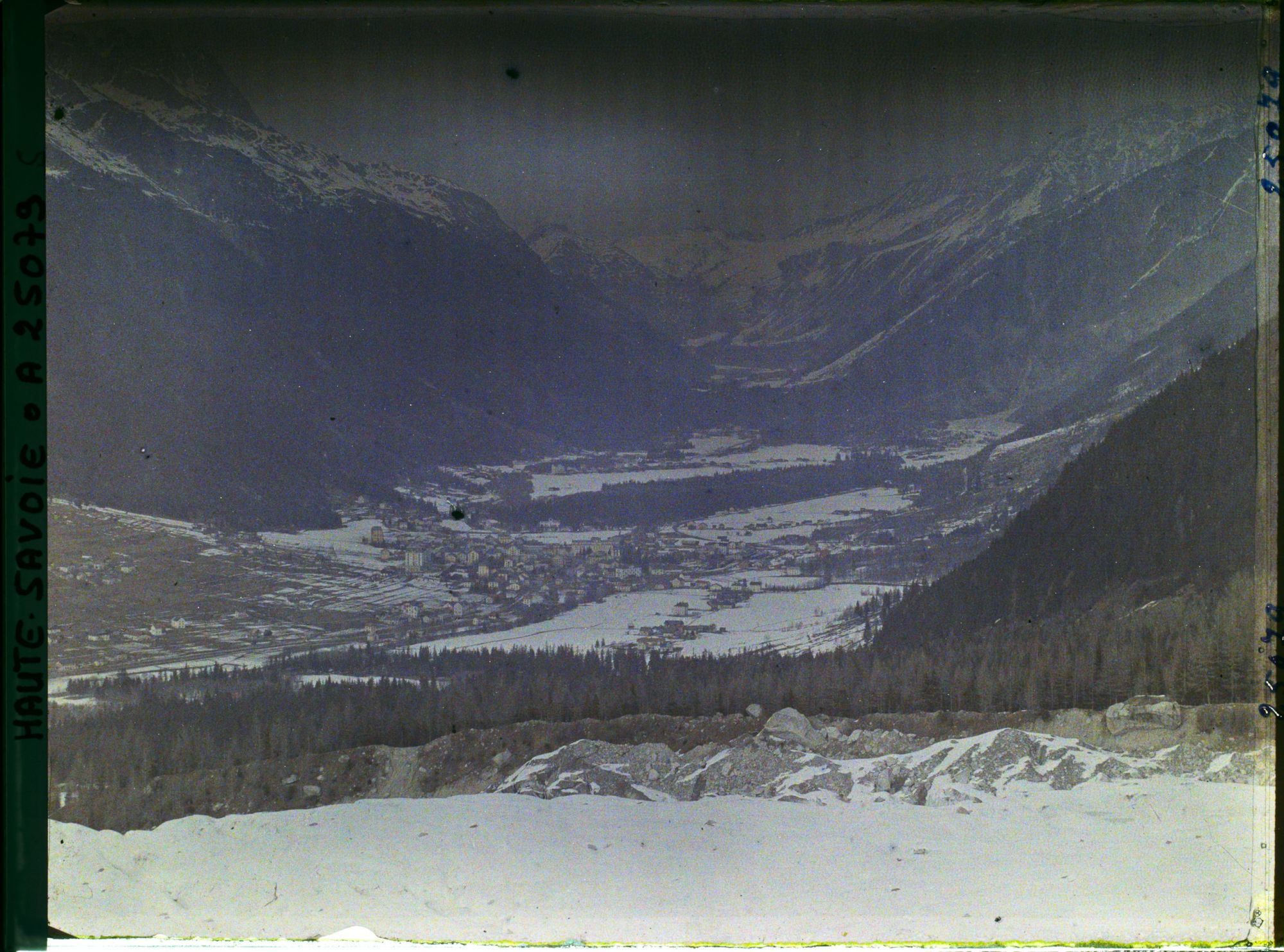 Image représentant France Les Alpes, Les Bossons, Vue Générale de la Vallée de Chamonix vers le Col de Balme