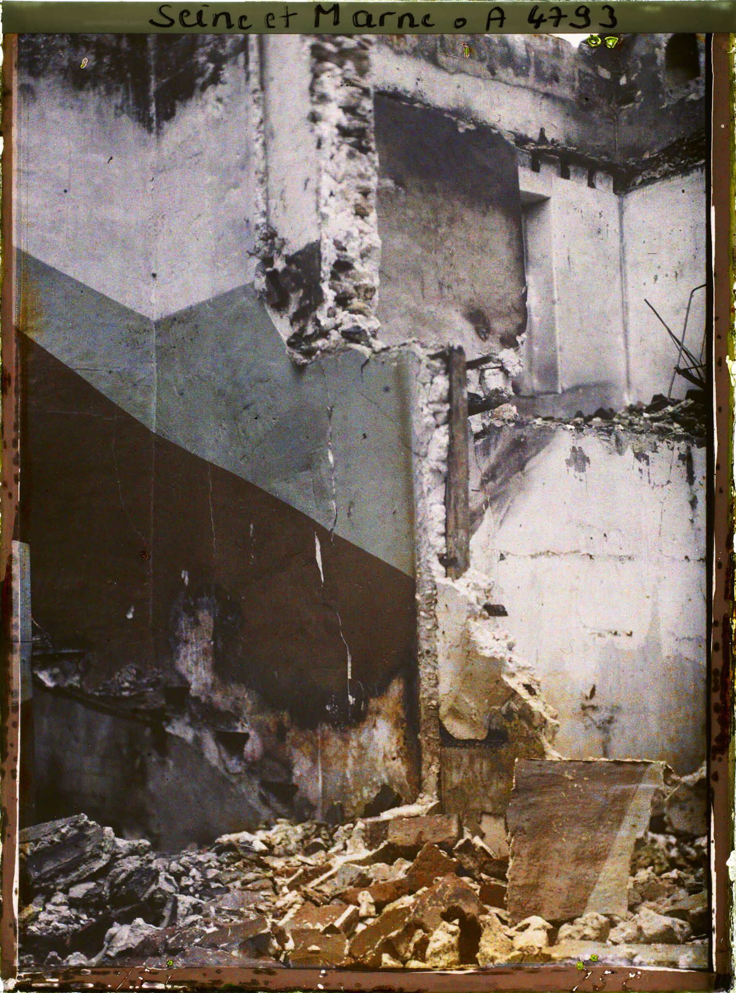 Image représentant France, Chauconin, La Maison d'un père de 4 enfants ; on a commencé par mettre le feu aux rideaux de l'alcove