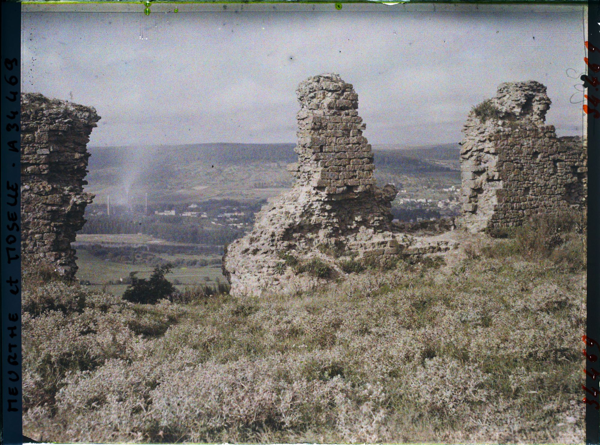 Image représentant France, Mousson, Panorama pris de Mousson vers Pont à Mousson, la forêt de Puvenel, au 1er plan, ruines de l'ancien Château