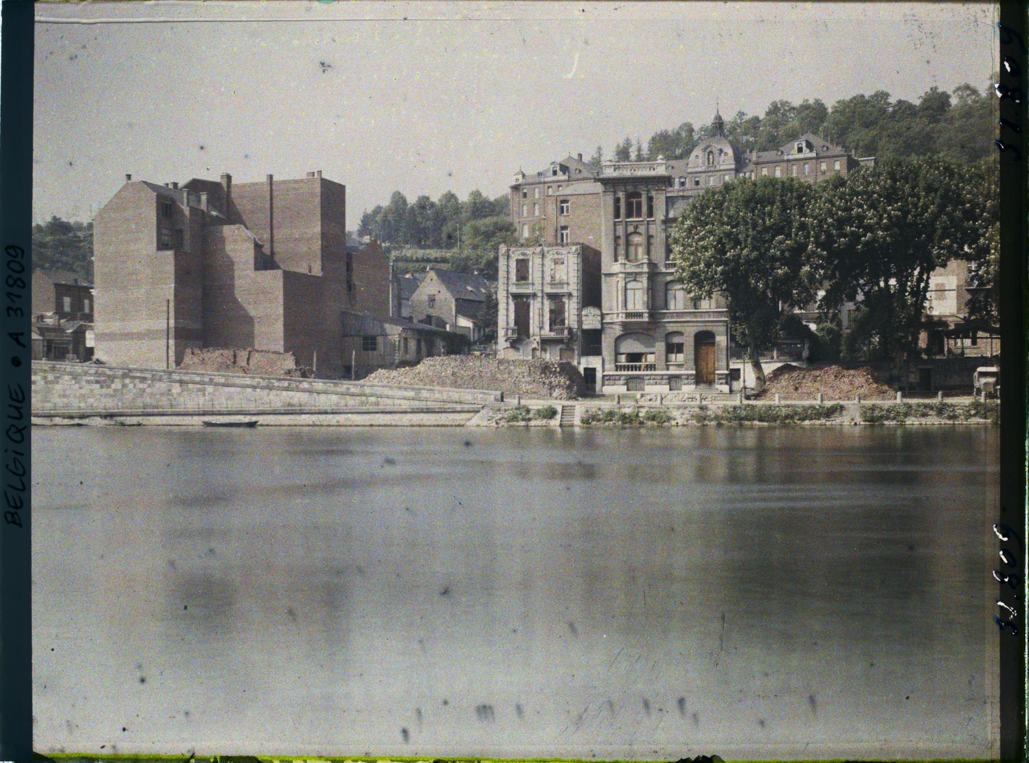 Image représentant Belgique, Dinant, Nouvelles maisons rive gauche de la Meuse