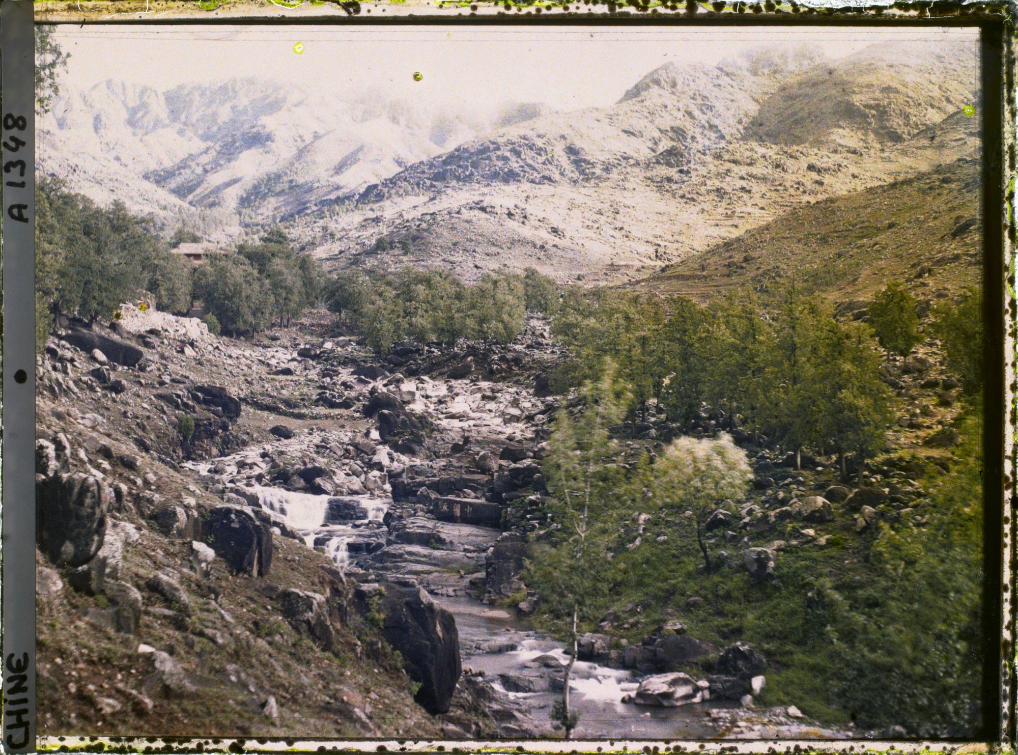Image représentant Entre Hongmengong (" temple de la Porte Rouge ") et Wanxianlou (" pavillon des Dix Mille Immortels ")
