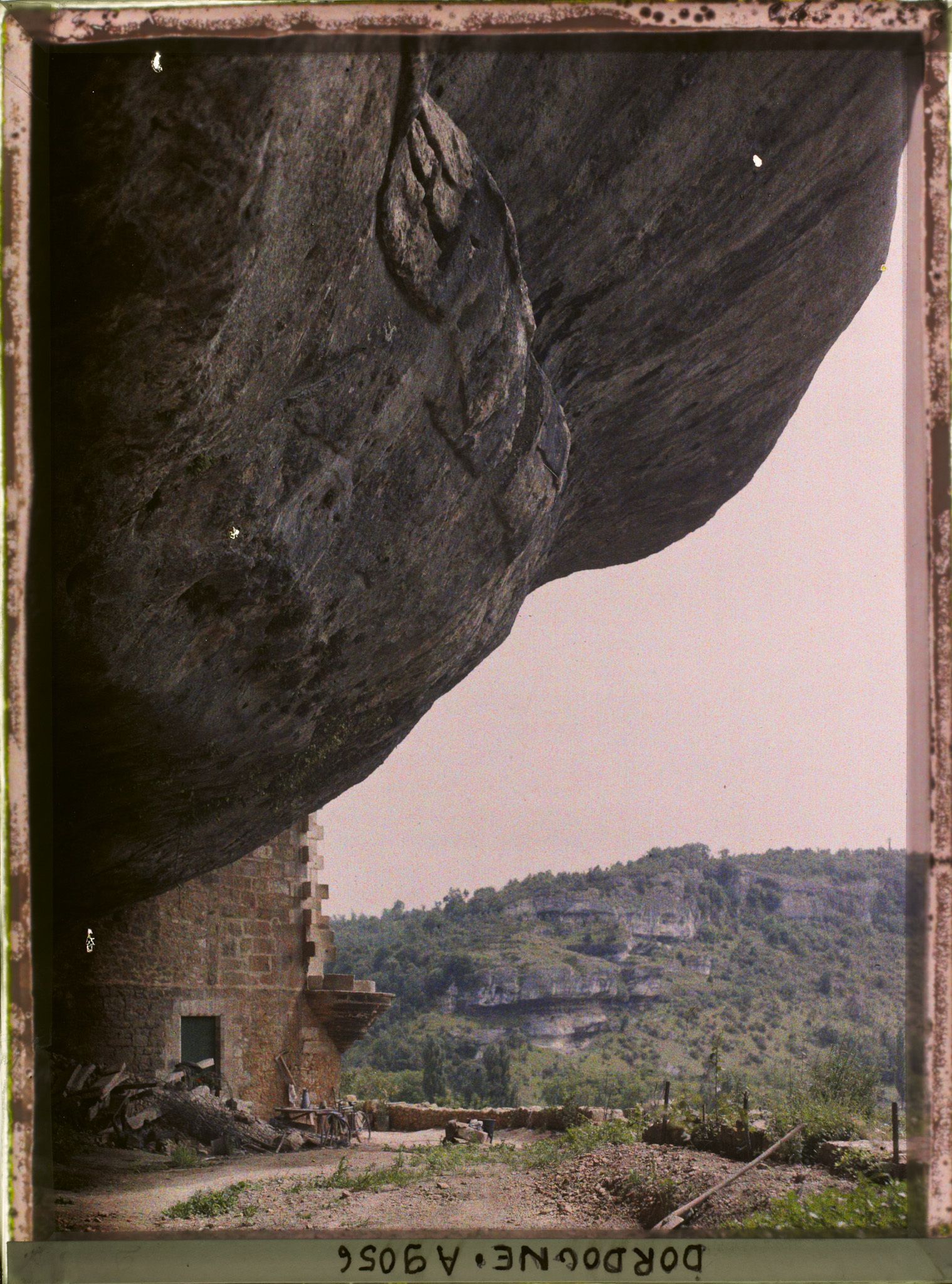 Image représentant France, Les Eyzies (Dordogne), Château des Eyzies ; vue prise de la plateforme du Chau s/ le Champignon