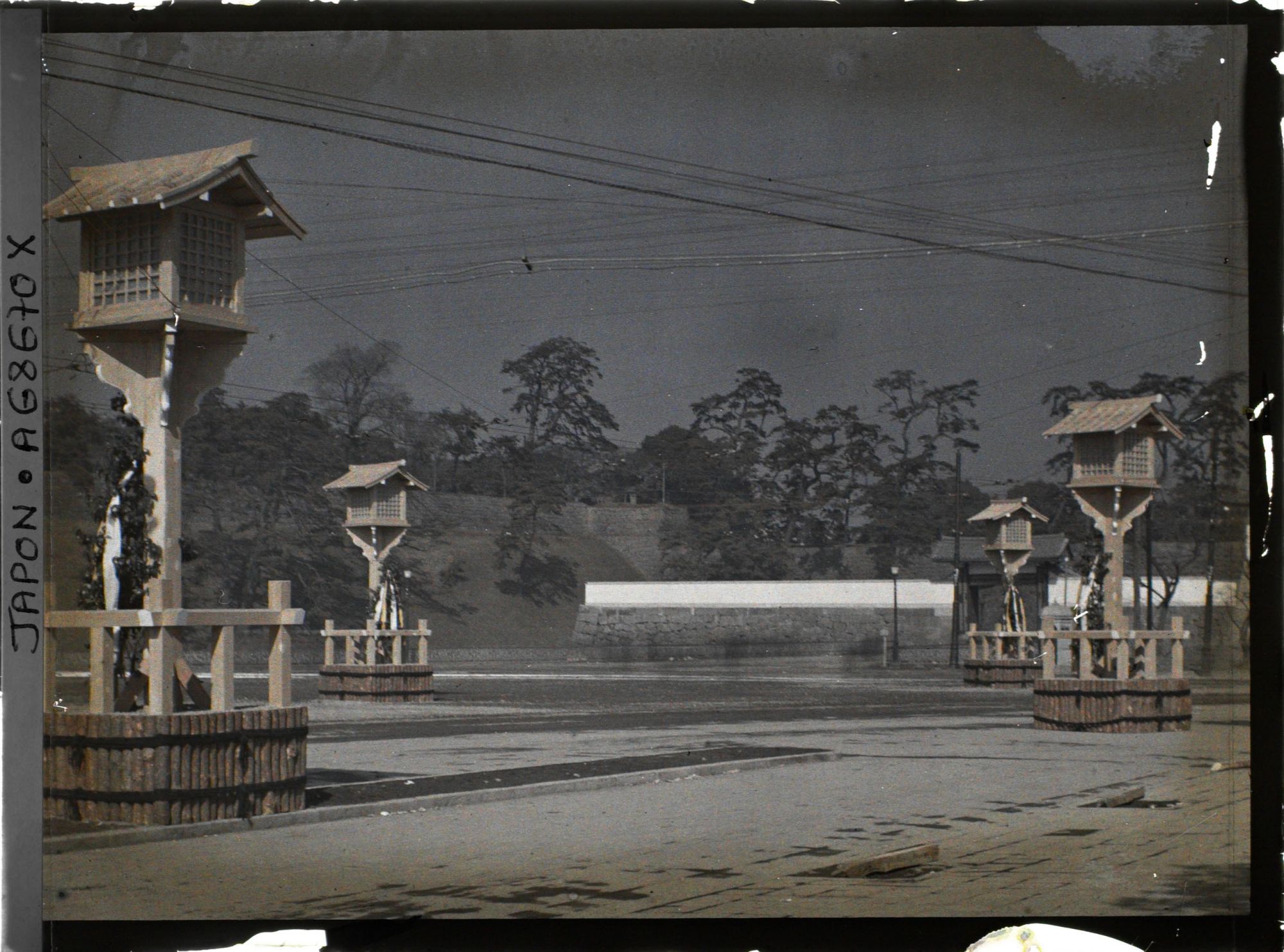 Image représentant Funérailles de l'Empereur Taisho-Tenno (Yoshihito), lanternes devant la porte Sakurada