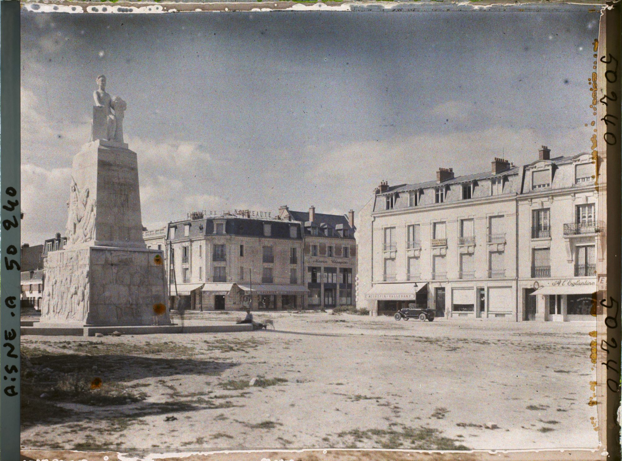 Image représentant France, Soissons, Monumt aux morts et place St Pierre