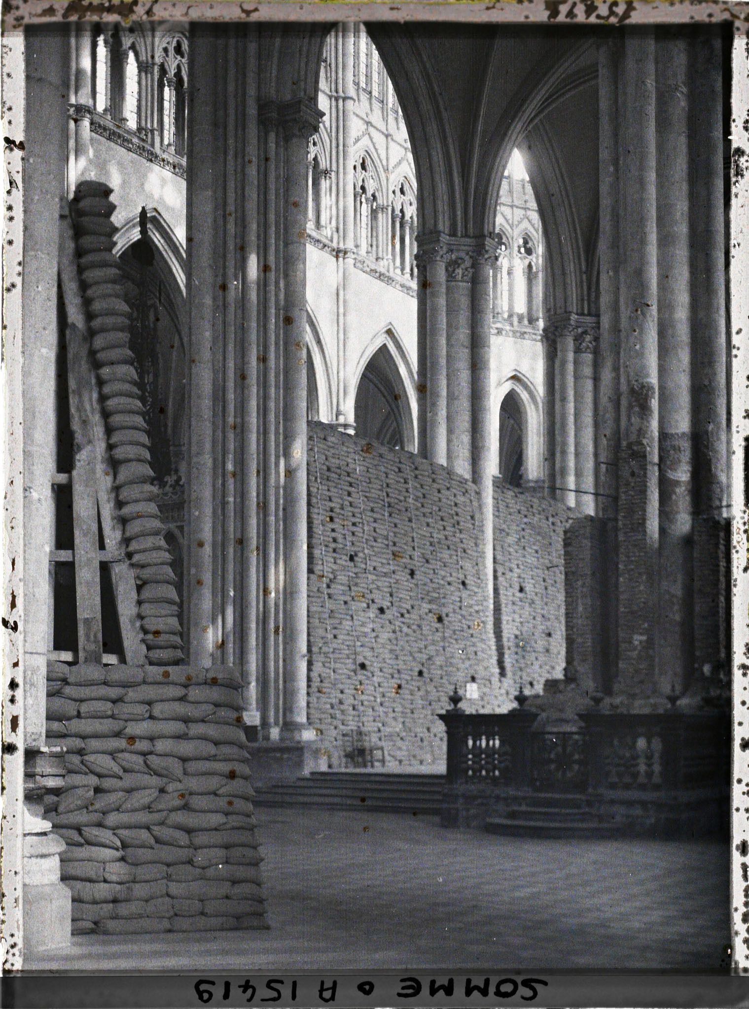 Image représentant France, Amiens, Entrée droite du déambulatoire, sacs à terre et Chapelle de la Confrérie du Puy Ne Dame