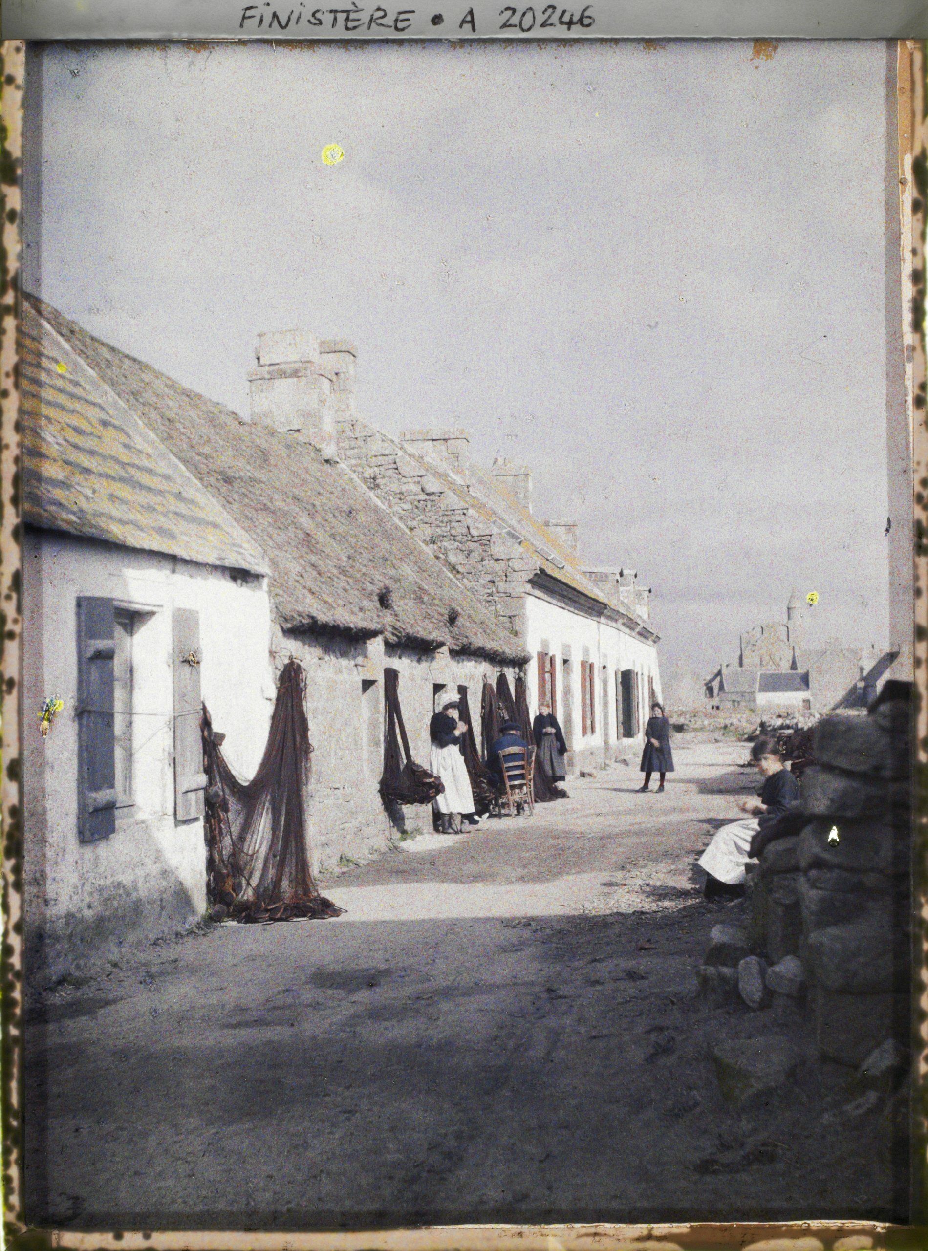 Image représentant Dans une rue, des femmes dont des dentellières, un ramendeur de filets et une jeune fille