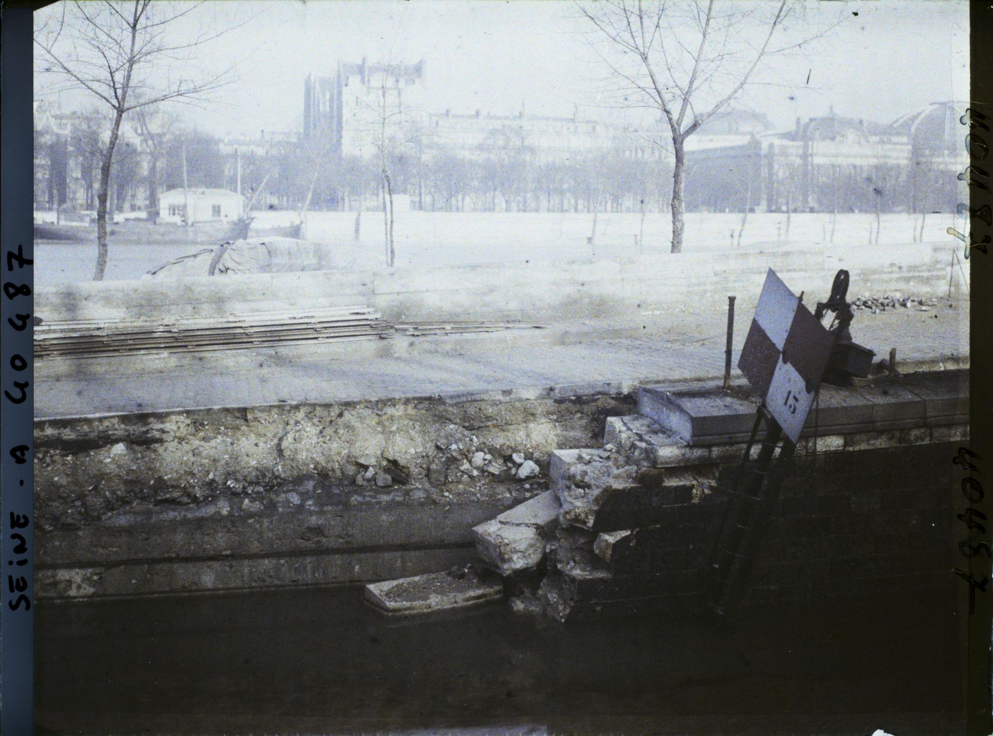 Image représentant Mur de la ligne de chemins de fer des Invalides détruit par la crue de la Seine, quai d'Orsay
