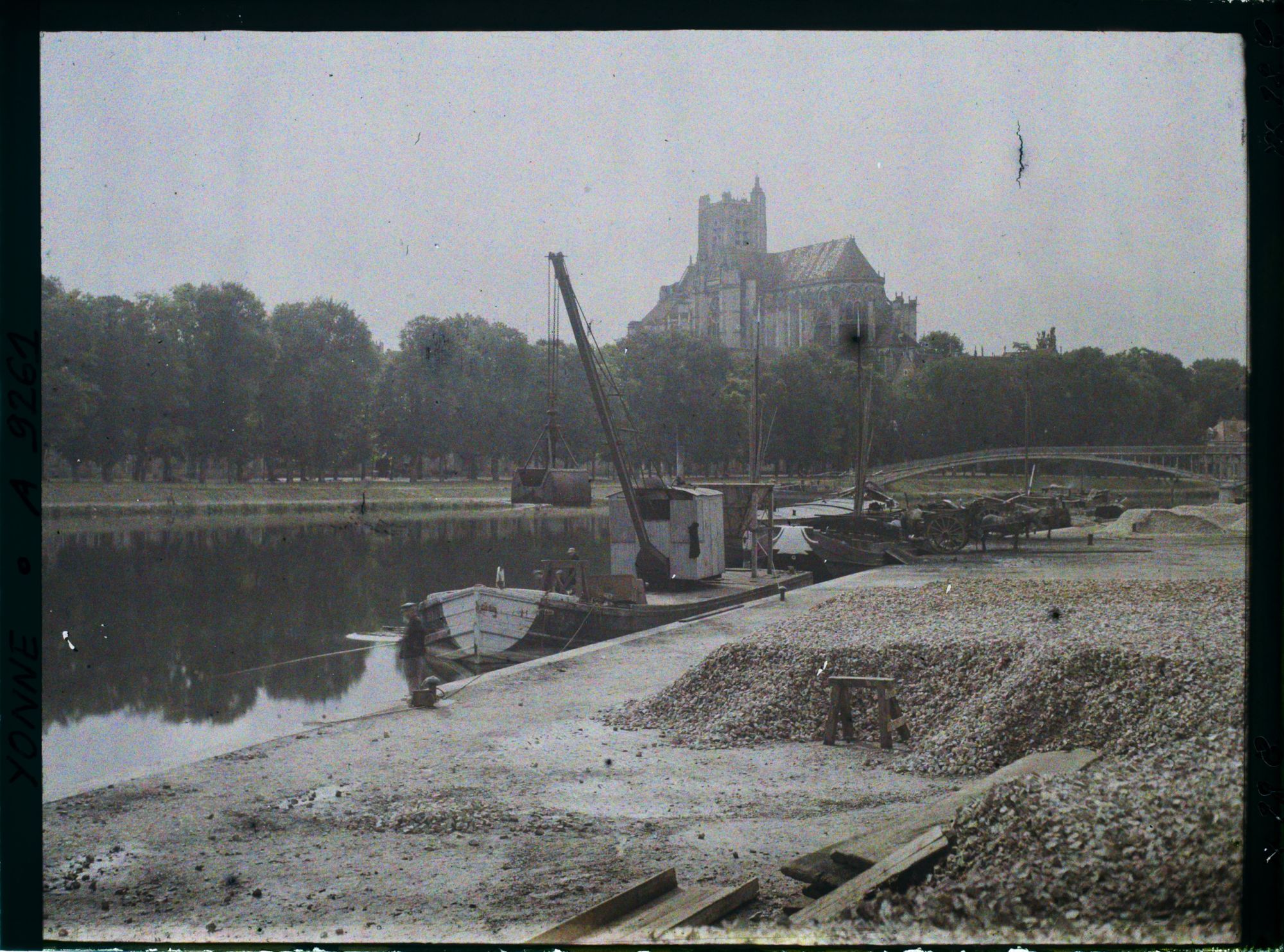 Image représentant La cathédrale Saint-Etienne d'Auxerre, vue du quai avec la passerelle de la liberté
