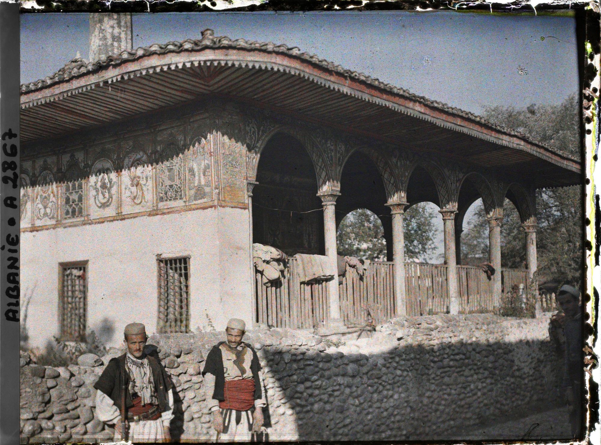 Image représentant Une mosquée avec deux types au premier plan