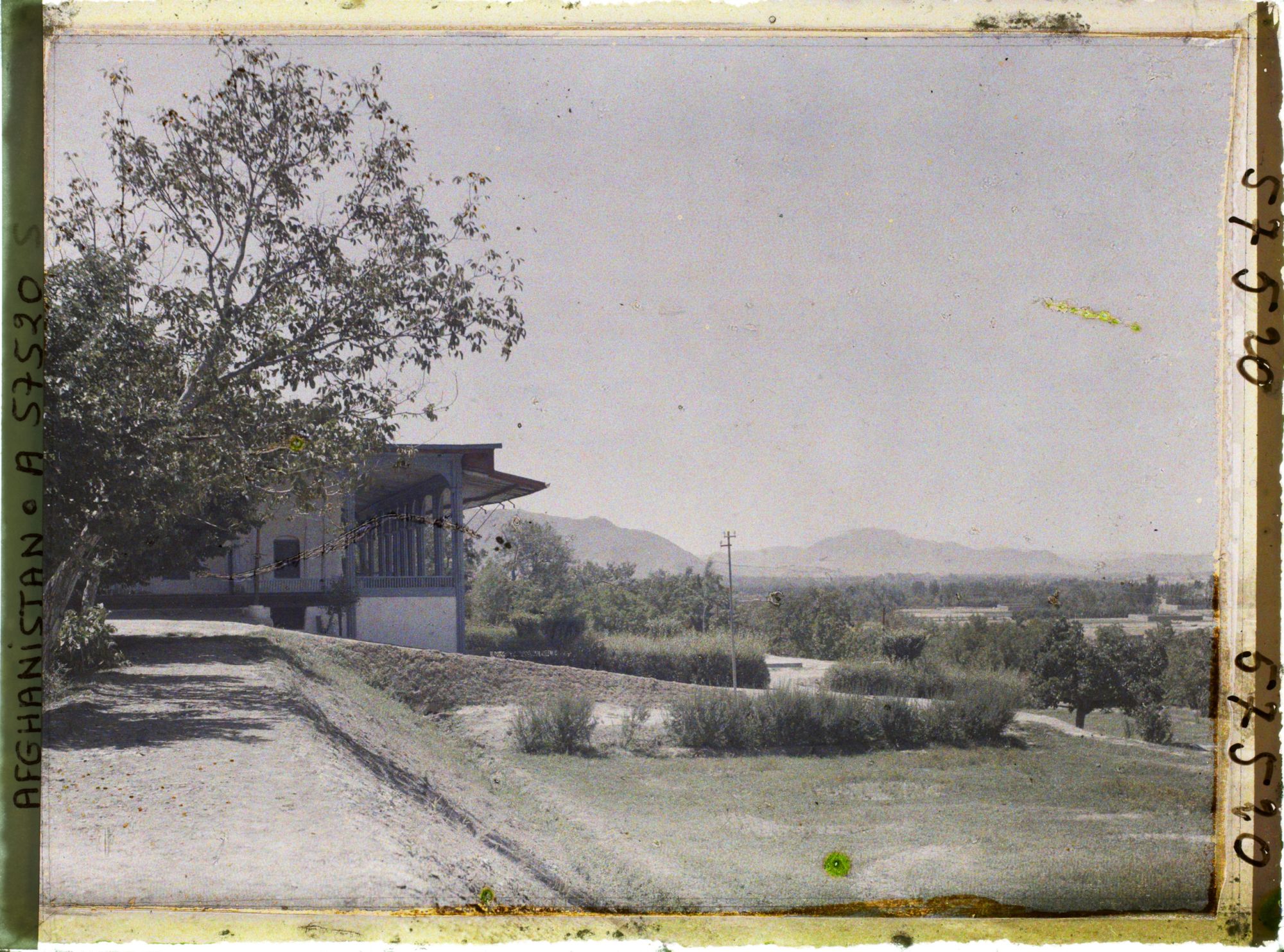 Image représentant La plaine de Dar-Ul-Aman (la porte d'Aman). Une villa (pavillon de Babour)