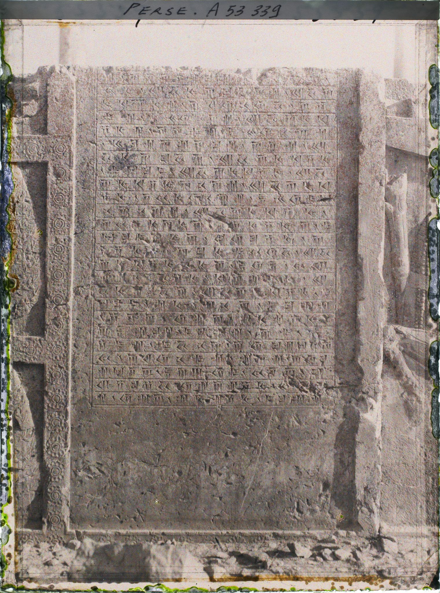 Image représentant Escalier nord de l'Apadana, inscriptions cunéiformes