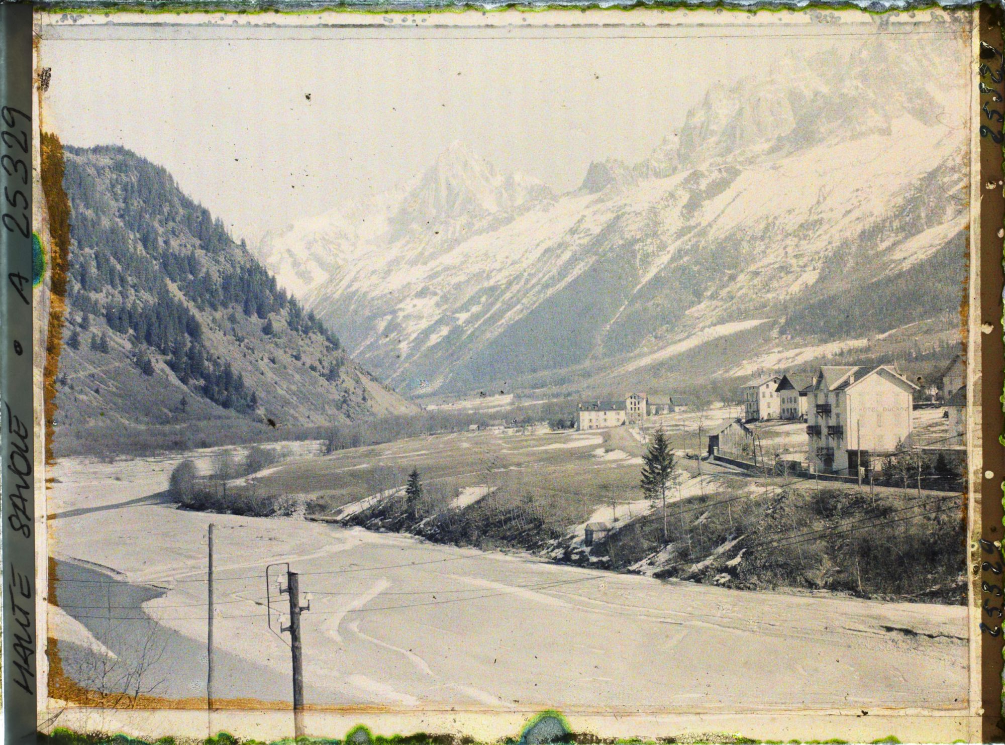 Image représentant France Les Alpes, Les Houches, Vallée de Chamonix - Les Houches, Vallée de Charme, l' Arve, les Aige du Dru et Verte, et petites et grandes Charmoz
