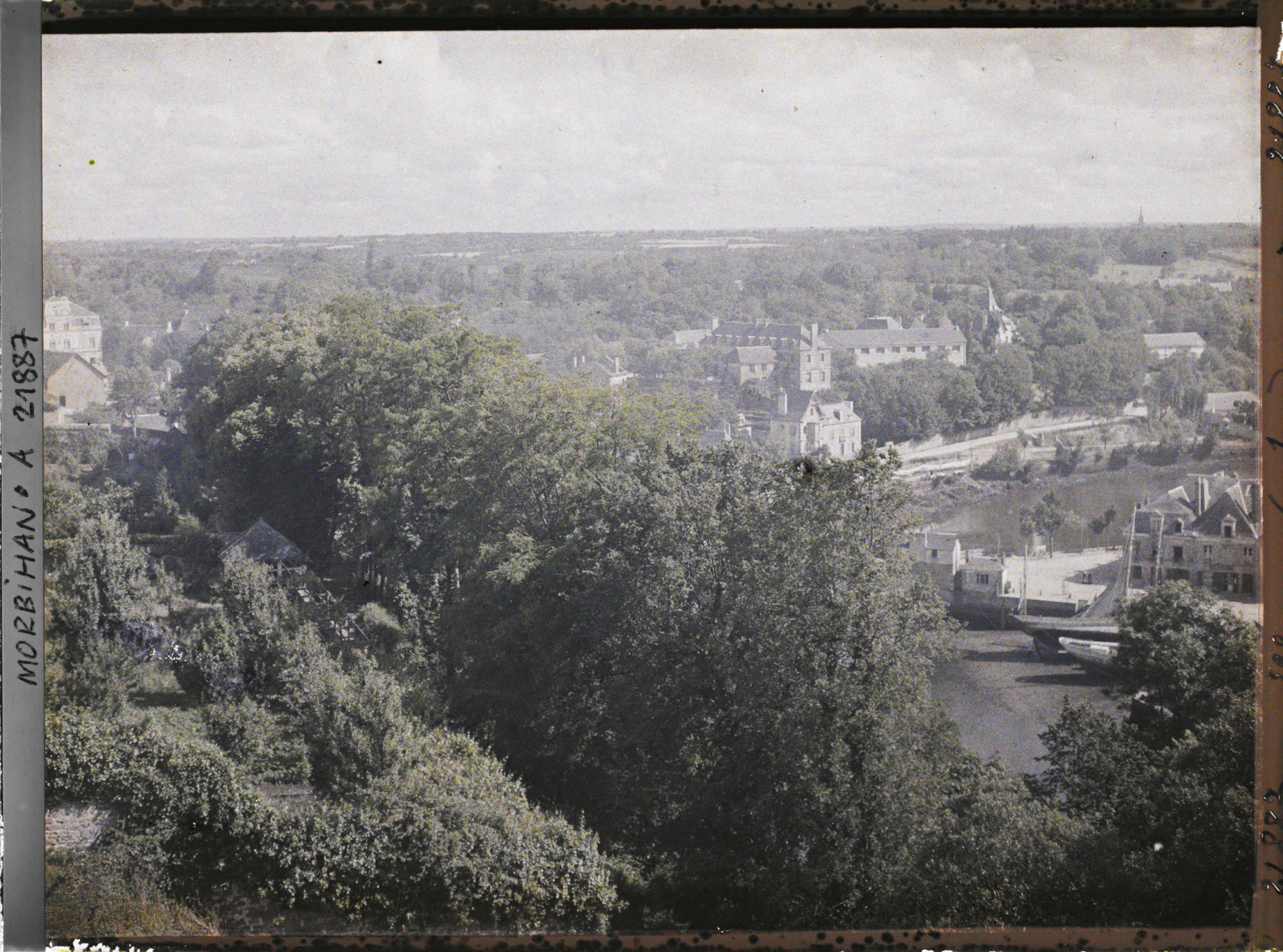 Image représentant Vue panoramique prise du belvédère de la promenade du Loch