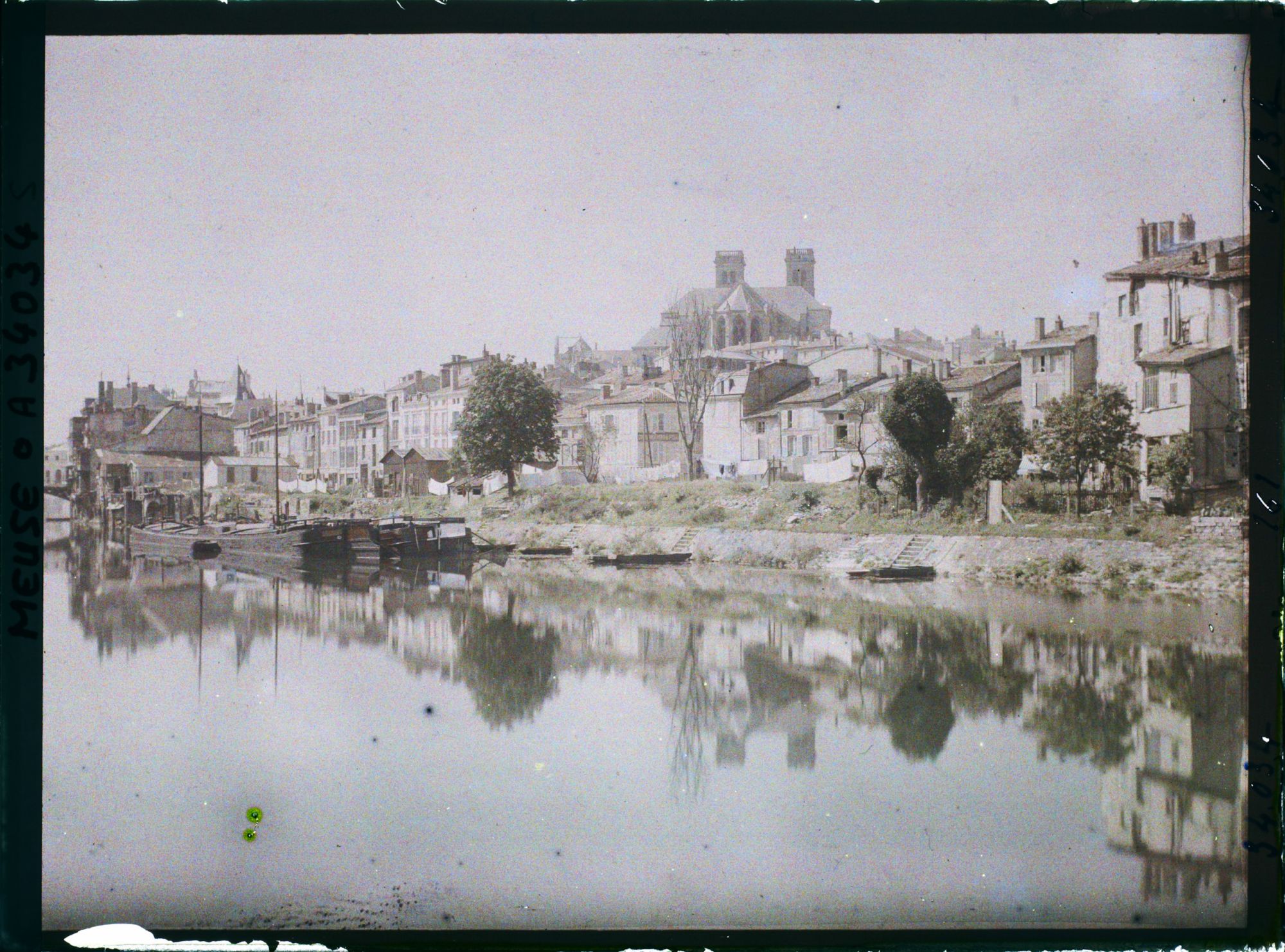 Image représentant France, Verdun, Les bords de la Meuse rive gauche et la Cathédrale