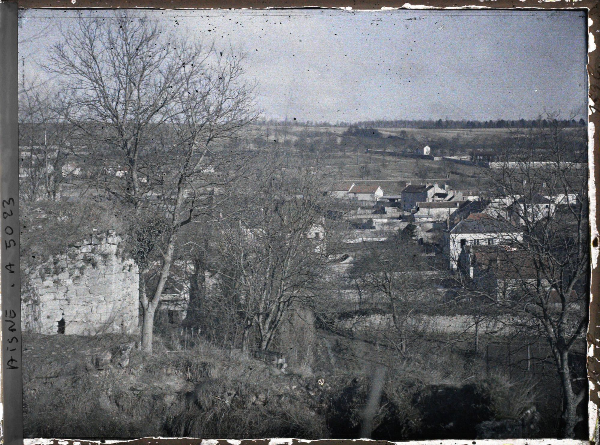 Image représentant Vue prise du haut de la tour Saint-Jean sur le versant nord montrant l'isolement de la butte du château