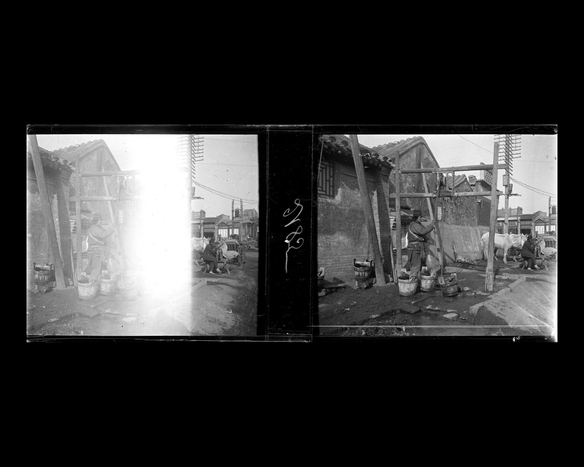 Image représentant Dingzijie ("rue en Forme de T"), appelée aussi Bamiancao (lieu-dit "l'Auge à Huit Faces"). Un homme tire l'eau du puits qui a donné son nom à Wangfujing dajie