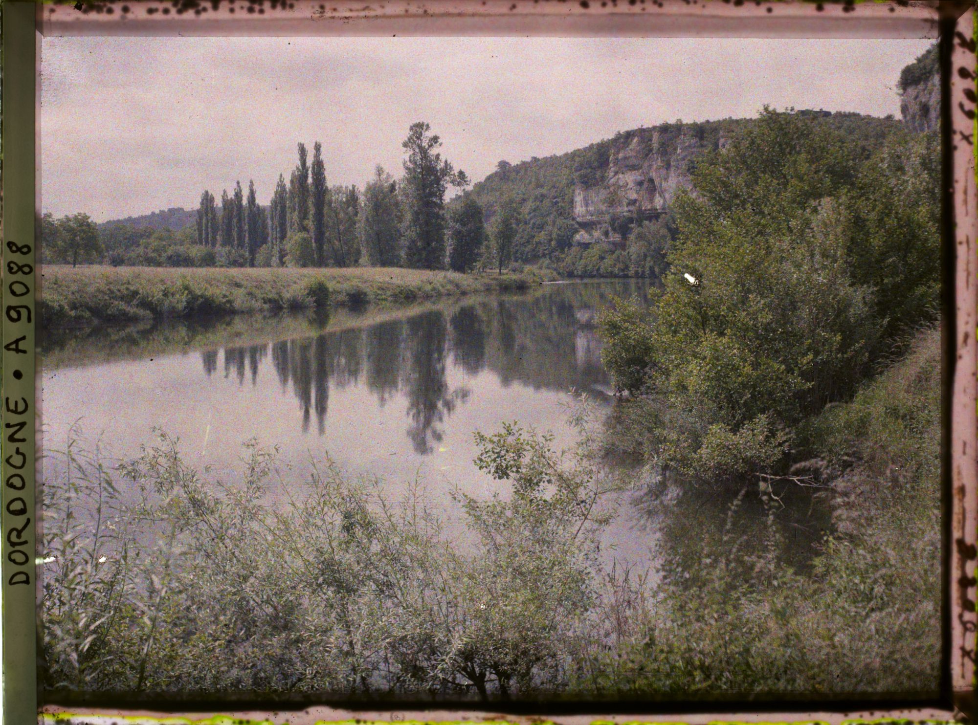 Image représentant France, Vue sur la Gorge d'Enfer avec reflets dans la Vézère