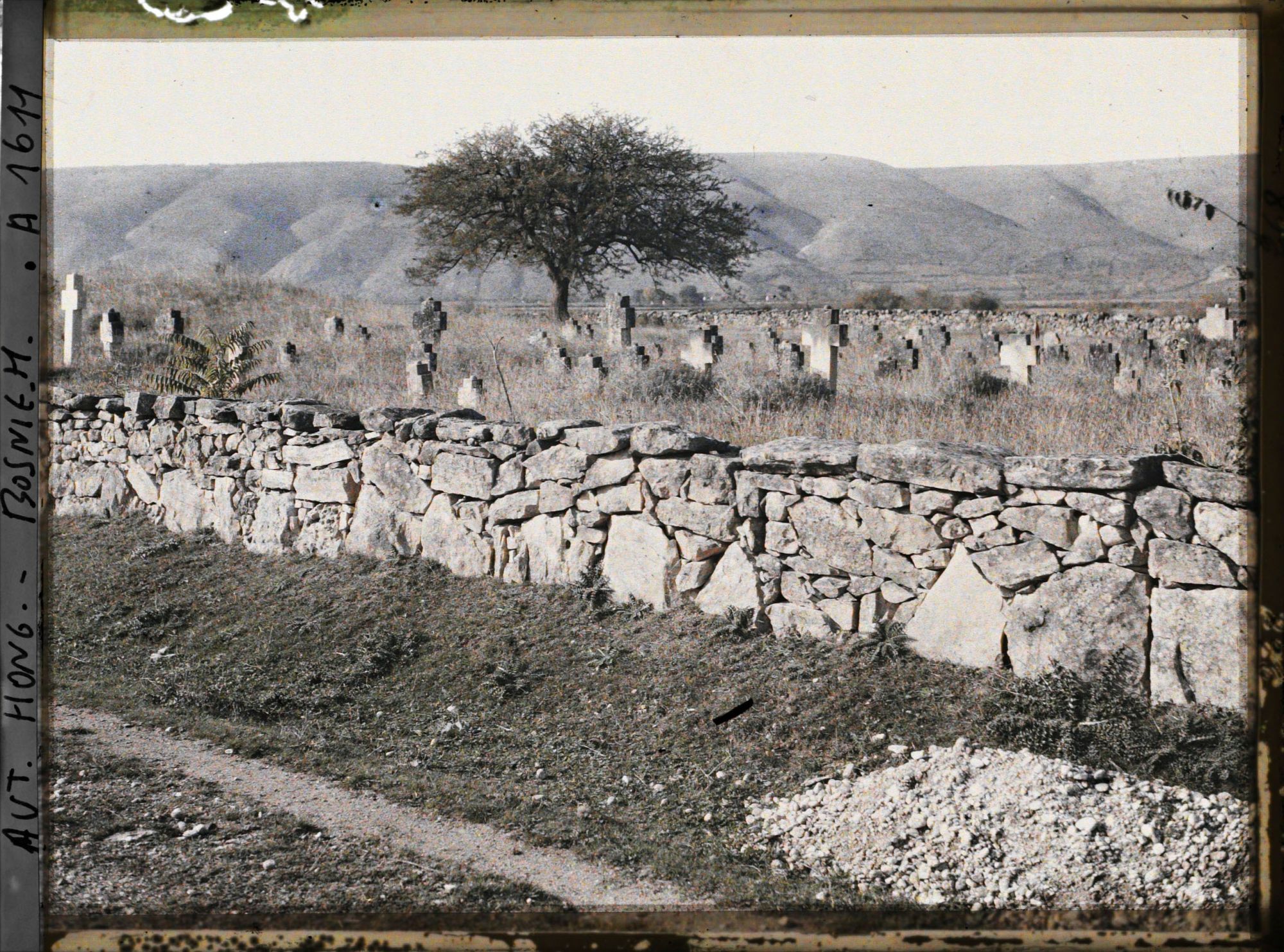 Image représentant Un cimetière de village serbe avec croix massives et sans nom
