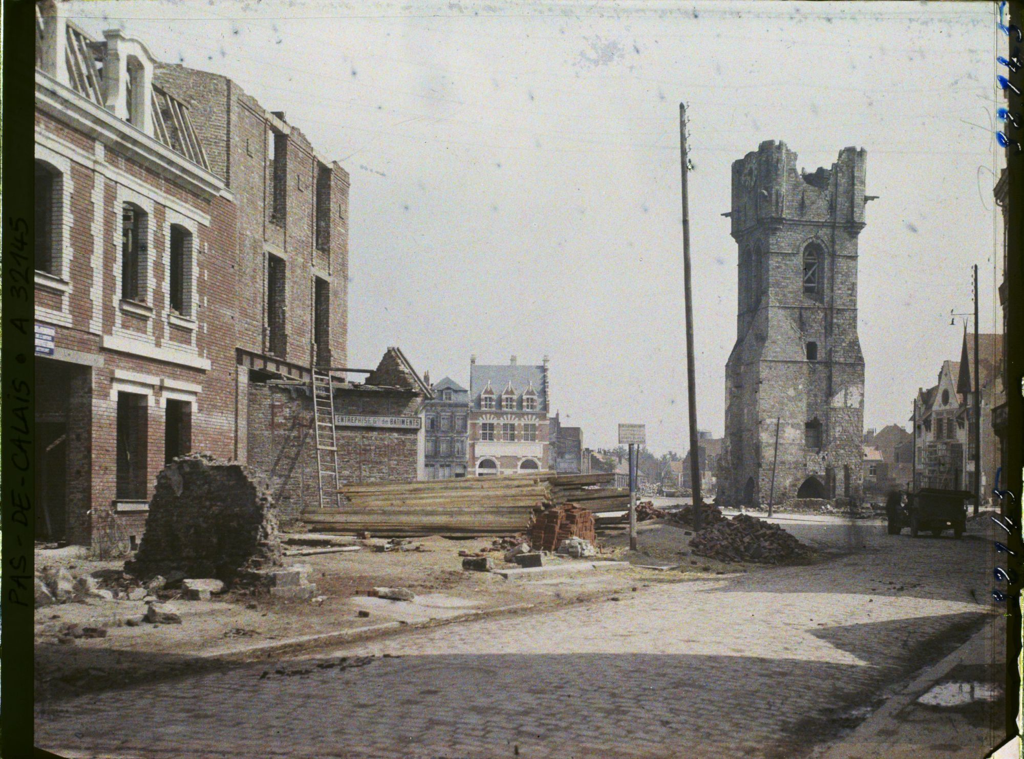 Image représentant France, Béthune, Vue vers la Grande Place et Beffroi