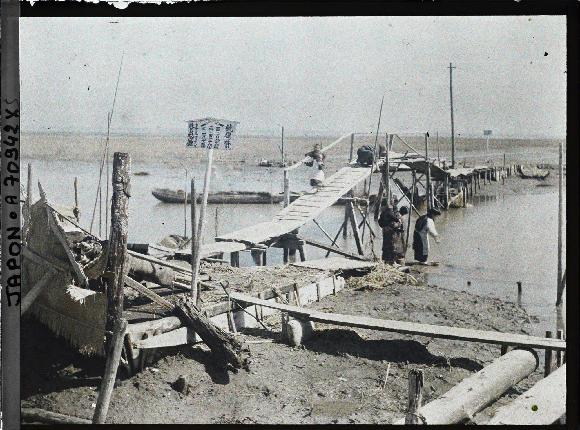 Image représentant Passerelle enjambant une rivière