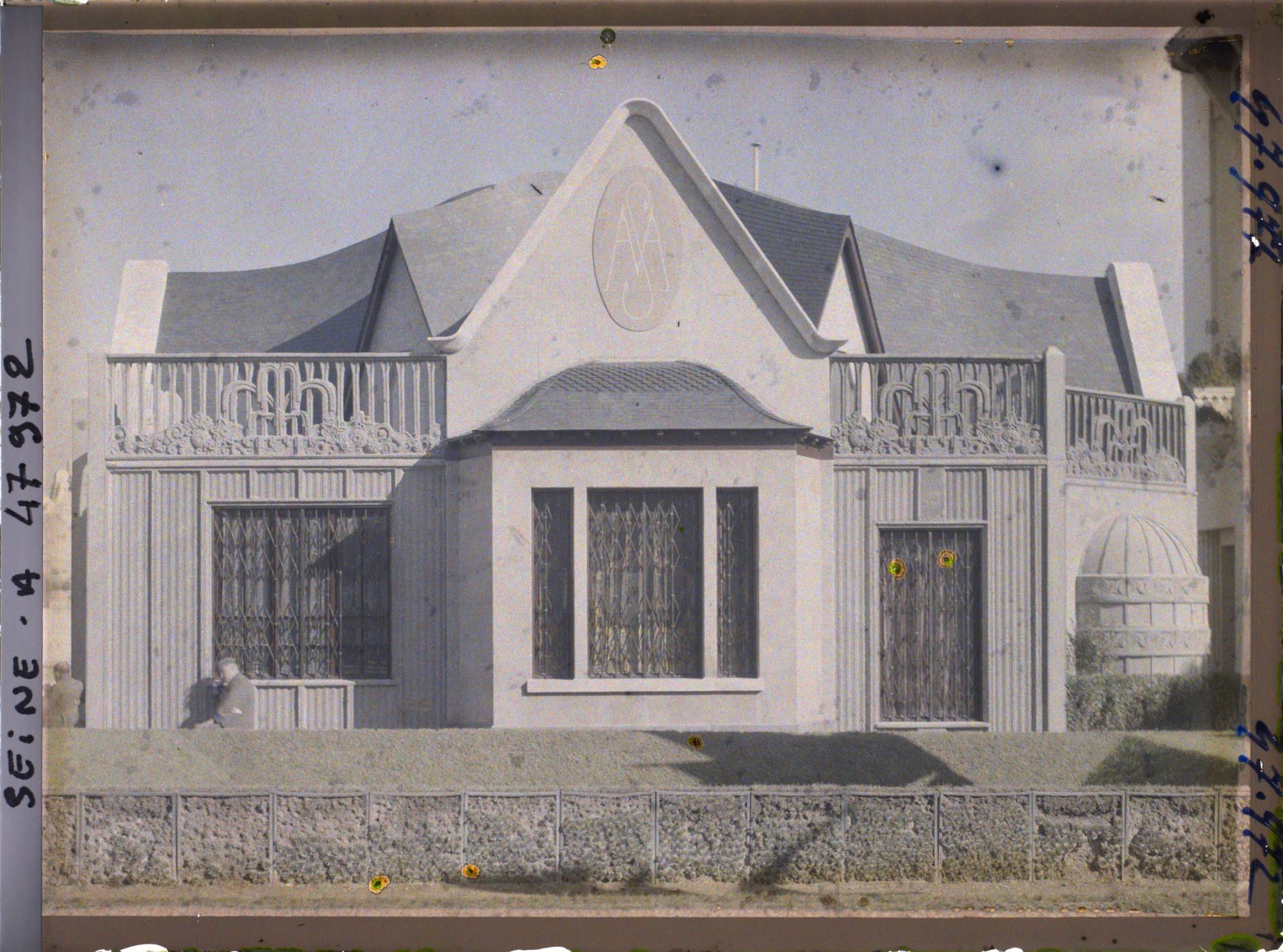 Image représentant L'Exposition des arts décoratifs, Pavillon de la Société de l'Art appliqué aux métiers, sur l'esplanade des Invalides