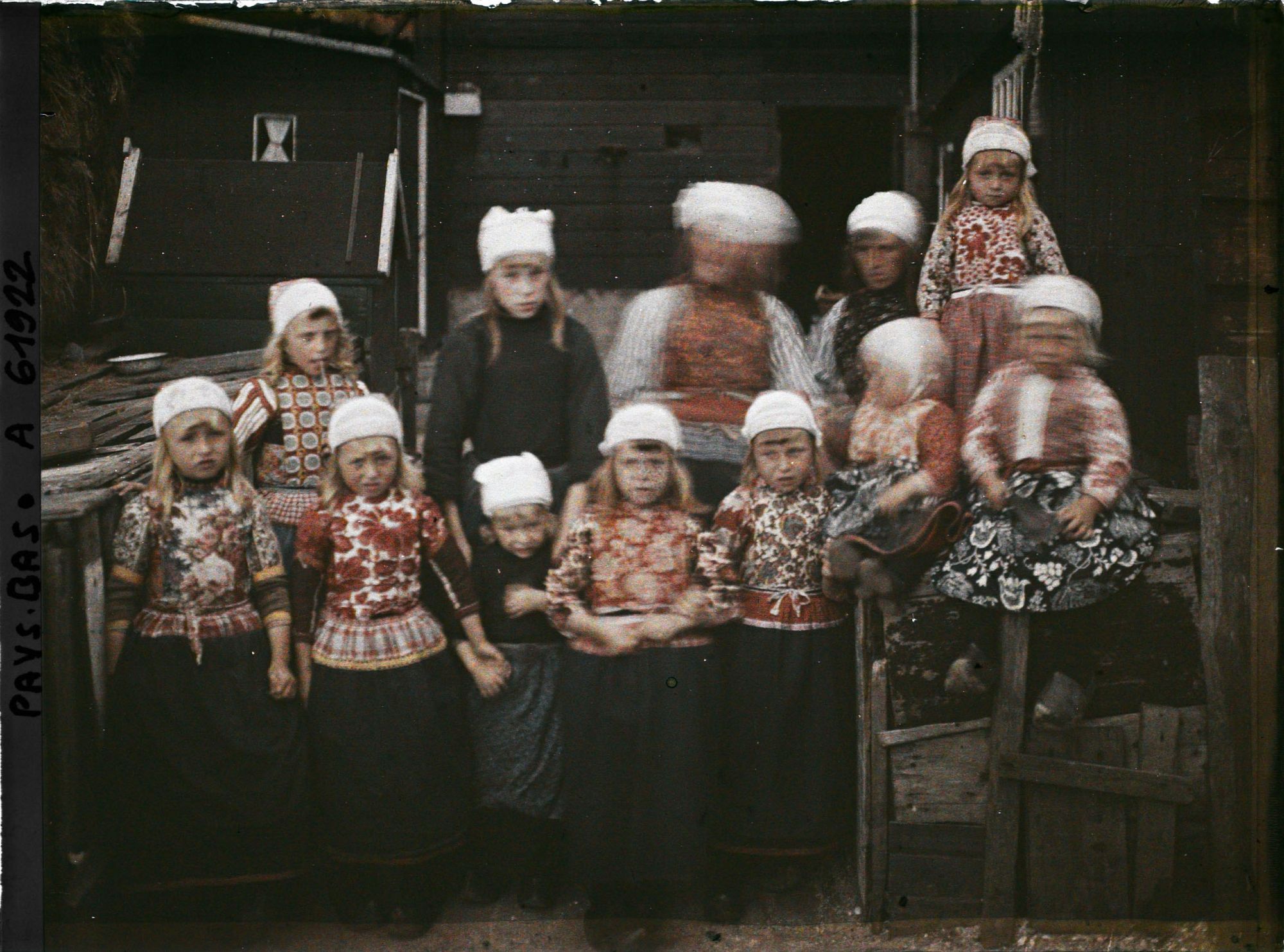Image représentant Femme et jeunes filles en costume de l'île