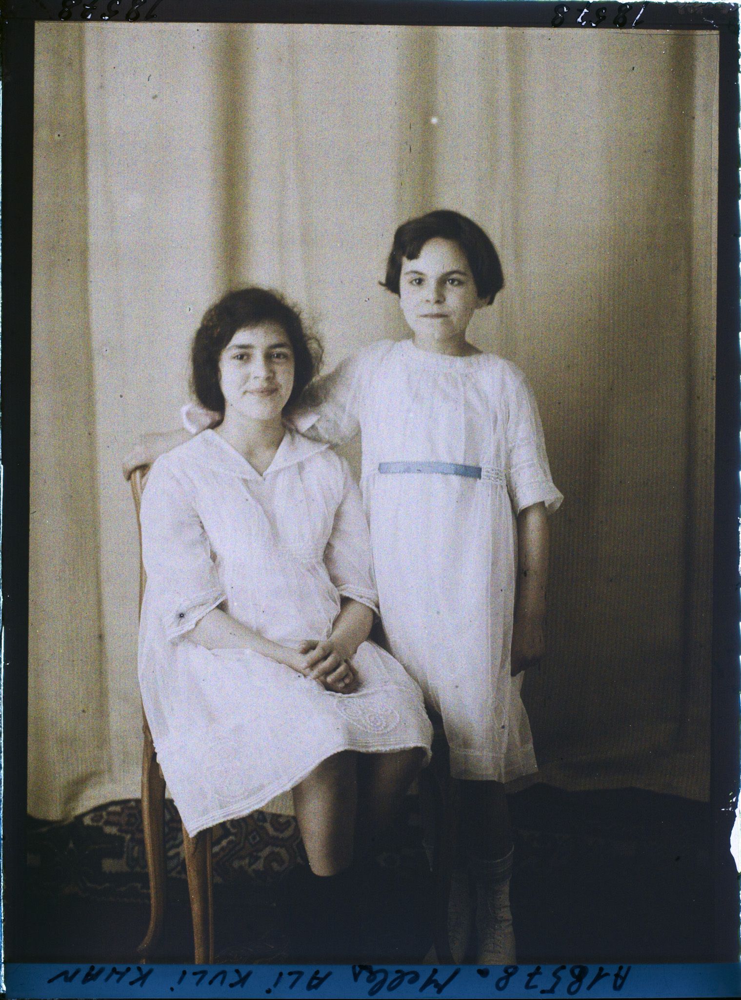 Image représentant https://musee-albert-kahn.s-museum.fr/home/NWQ2OTAwYzNmYjZlZTk1ZWQwODJmMjY4L2dlbmVyaWMtbm90aWNlLXRhYi9hdXRob3JpdHkvNjE3YTc5ZjVjZjhiODk2OGIzMzM3ZDIx/5d6900c3fb6ee95ed082f268/generic-notice-tab/authority/617a79ebcf8b8968b333671d Mesdemoiselles Ali Kuli Khan