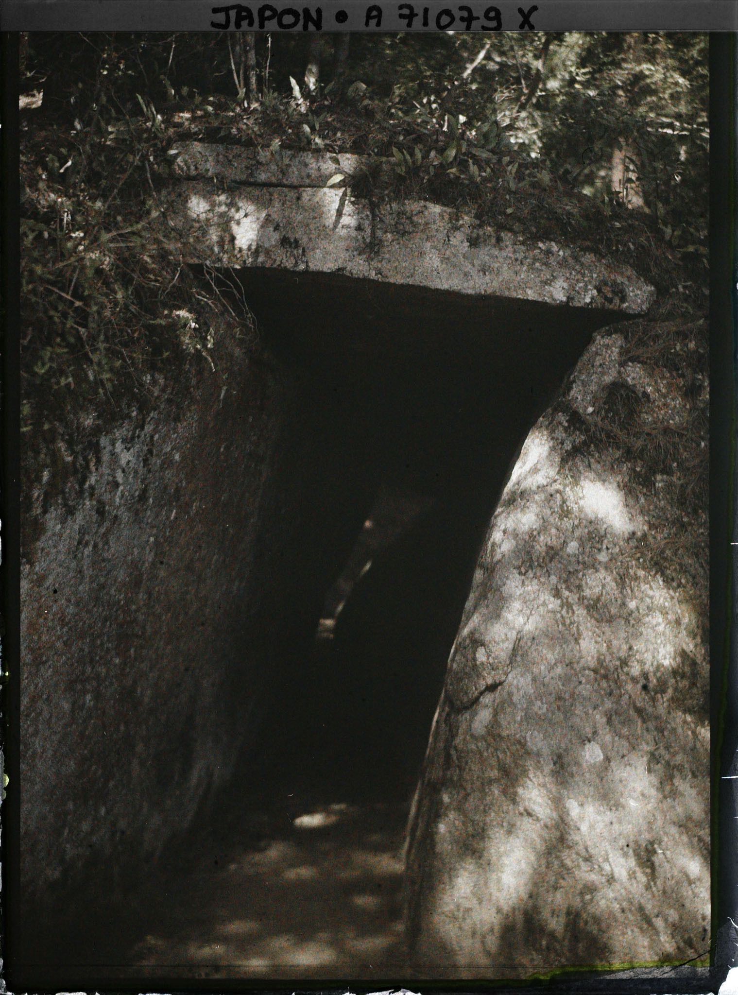 Image représentant temple Kasagi-dera (ou Kasagi-ji) : entrée du Tainai Kuguri