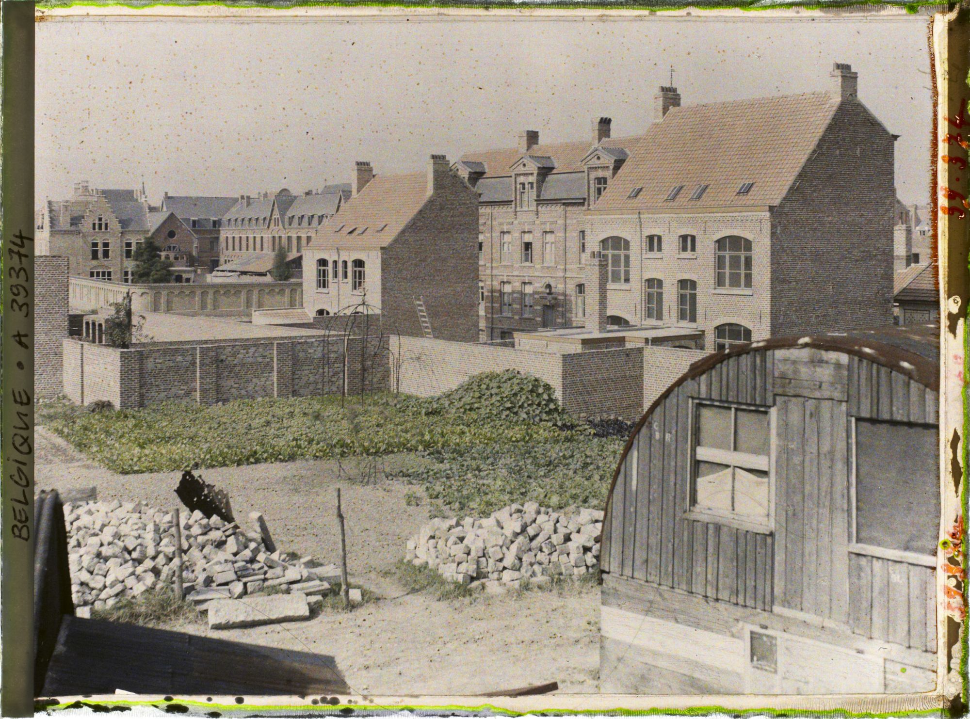 Image représentant Belgique, Ypres, Une vue s/ de nouvelles maisons