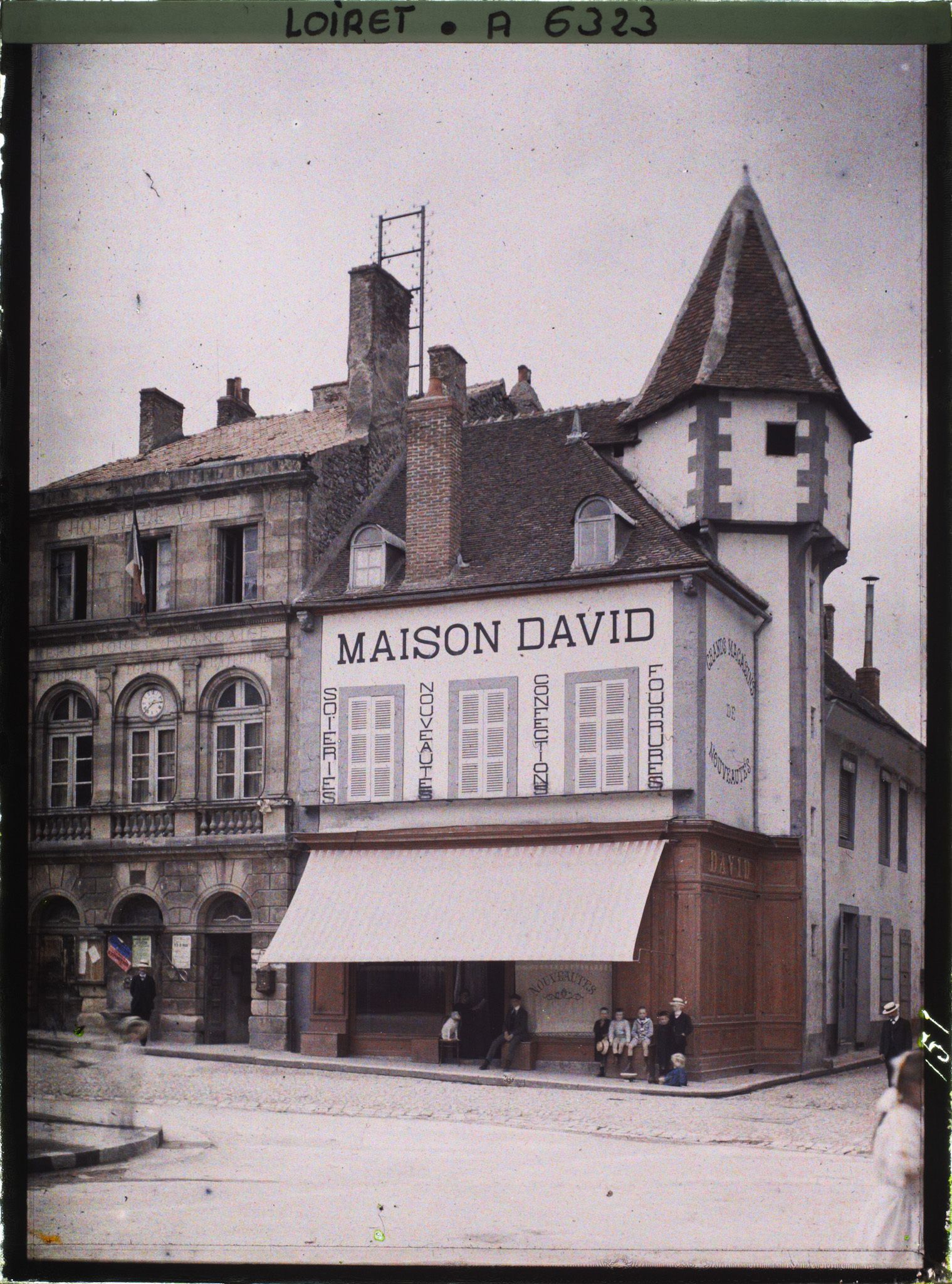 Image représentant La façade de l'hôtel de ville et la maison David, grands magasins de nouveautés