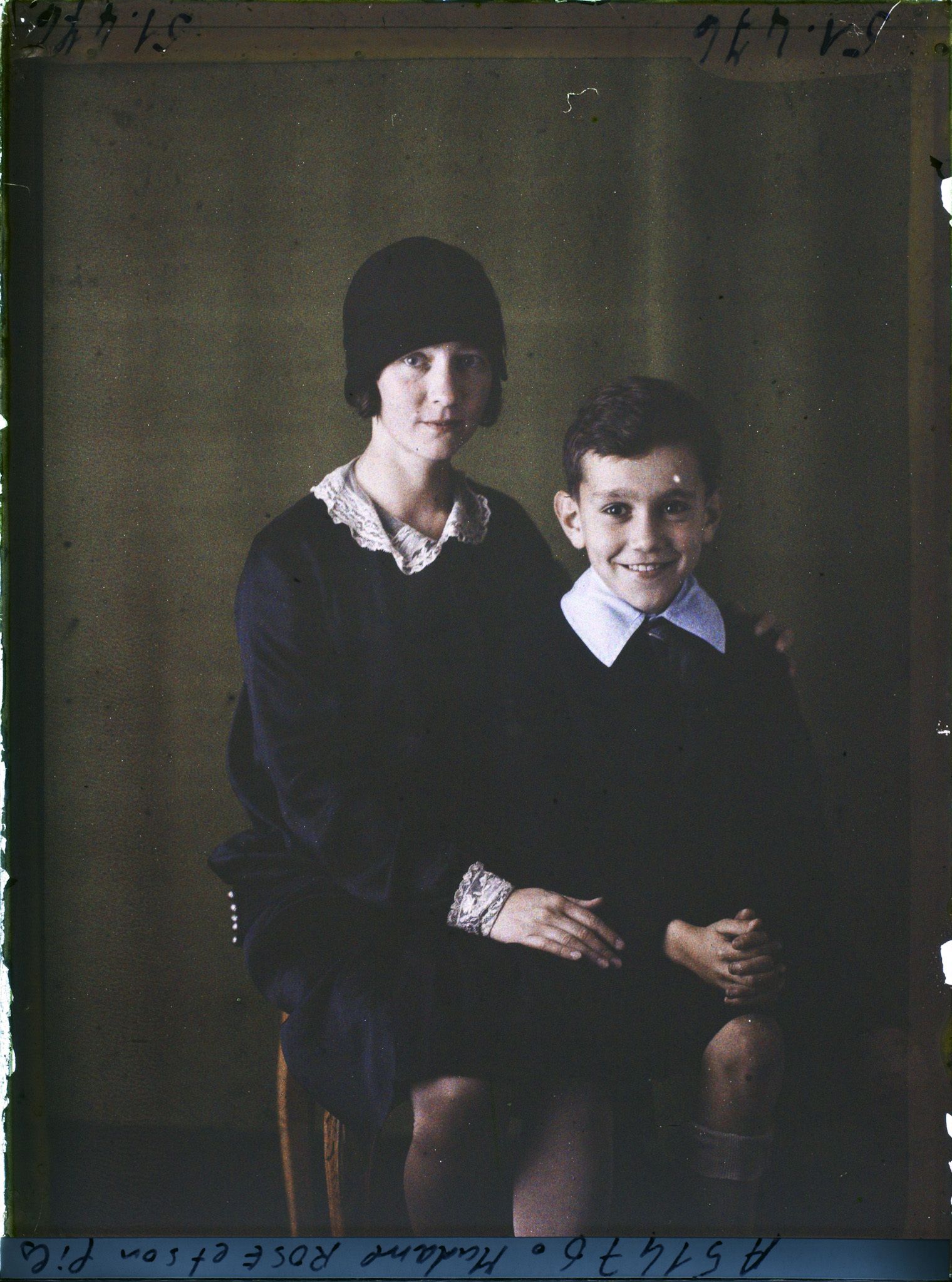 Image représentant https://musee-albert-kahn.s-museum.fr/home/NWQ2OTAwYzNmYjZlZTk1ZWQwODJmMjY4L2dlbmVyaWMtbm90aWNlLXRhYi9hdXRob3JpdHkvNjE3YTc5ZjVjZjhiODk2OGIzMzM3ZDIx/5d6900c3fb6ee95ed082f268/generic-notice-tab/authority/617a79ebcf8b8968b33376f1 Madame Stanley H. Rose  et  https://musee-albert-kahn.s-museum.fr/home/NWQ2OTAwYzNmYjZlZTk1ZWQwODJmMjY4L2dlbmVyaWMtbm90aWNlLXRhYi9hdXRob3JpdHkvNjE3YTc5ZjVjZjhiODk2OGIzMzM3ZDIx/5d6900c3fb6ee95ed082f268/generic-notice-tab/authority/617a79ebcf8b8968b33376f2 son fils