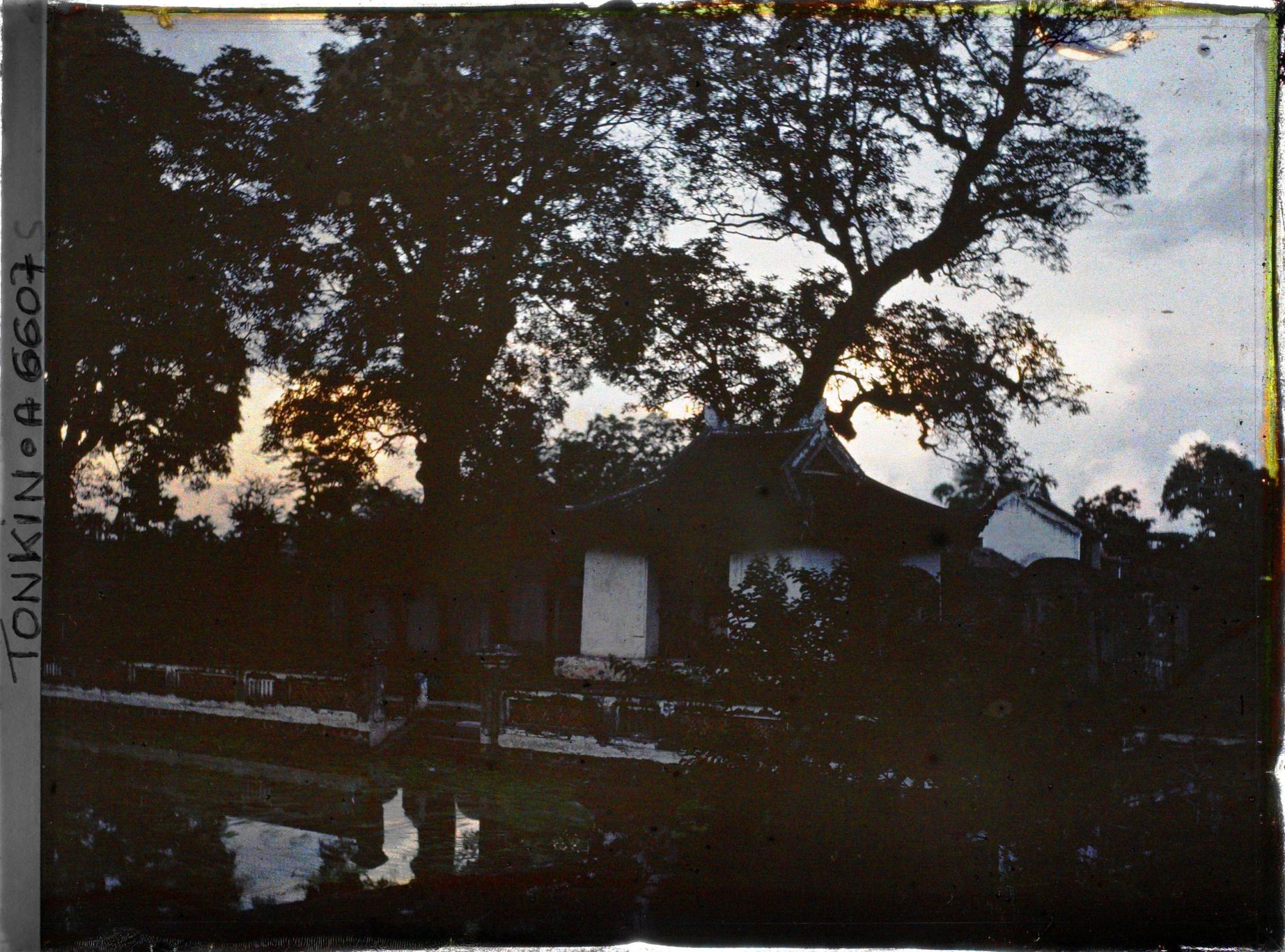 Image représentant Dernières lueurs du soleil couchant dans la troisième cour du Van-mieu, et contre-jour sur le bassin Thien-quang-tinh (" puits où se reflète l'éclat pur du ciel ")