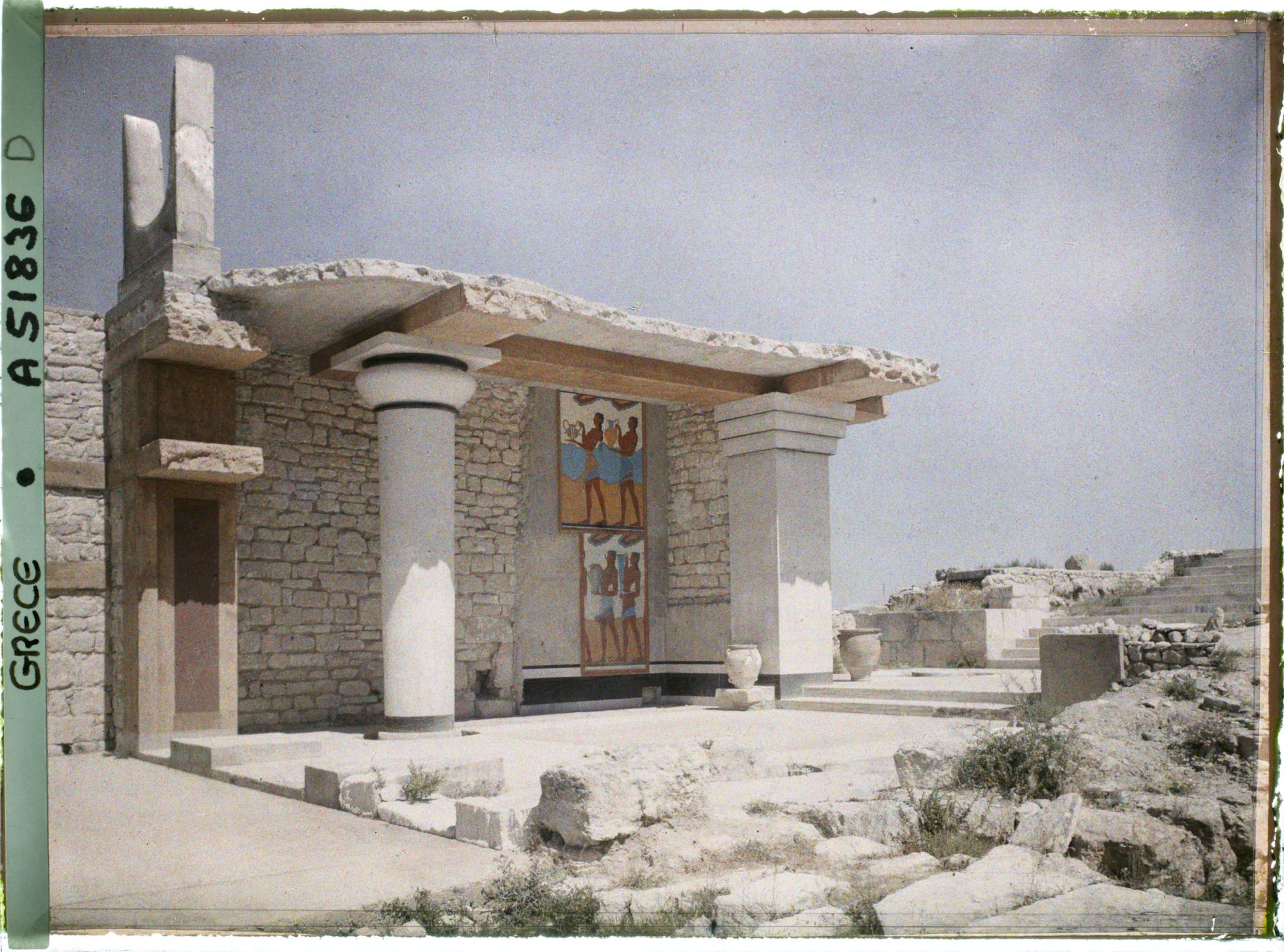 Image représentant Les Propylées sud du Palais, avec la fresque des porteurs d'offrandes
