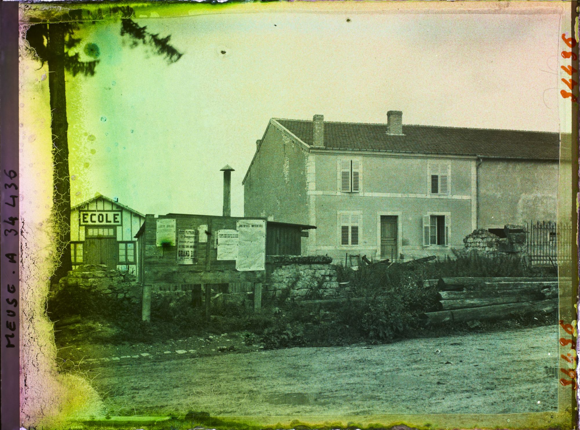 Image représentant France, Les Paroches, Une rue vers l'Ecole