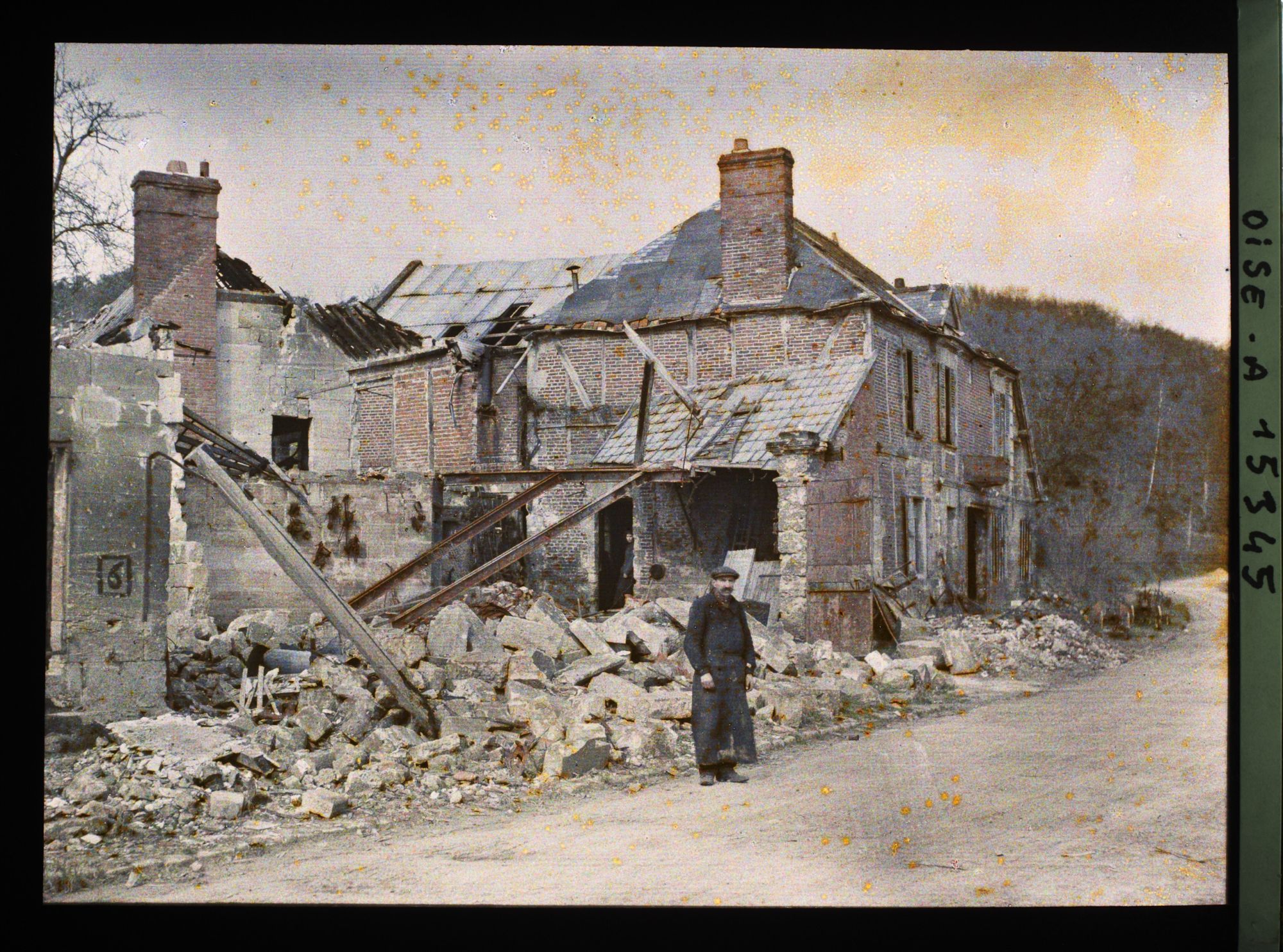 Image représentant France, Elincourt Ste Marguerite, Guerre Mr Censier devant les ruines de sa Maison